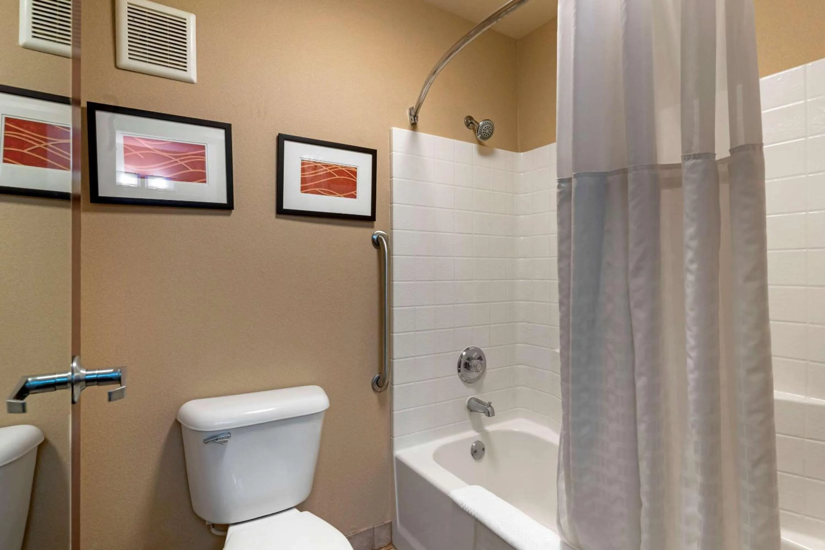 Bathroom in Comfort Inn & Suites Salem Northeast