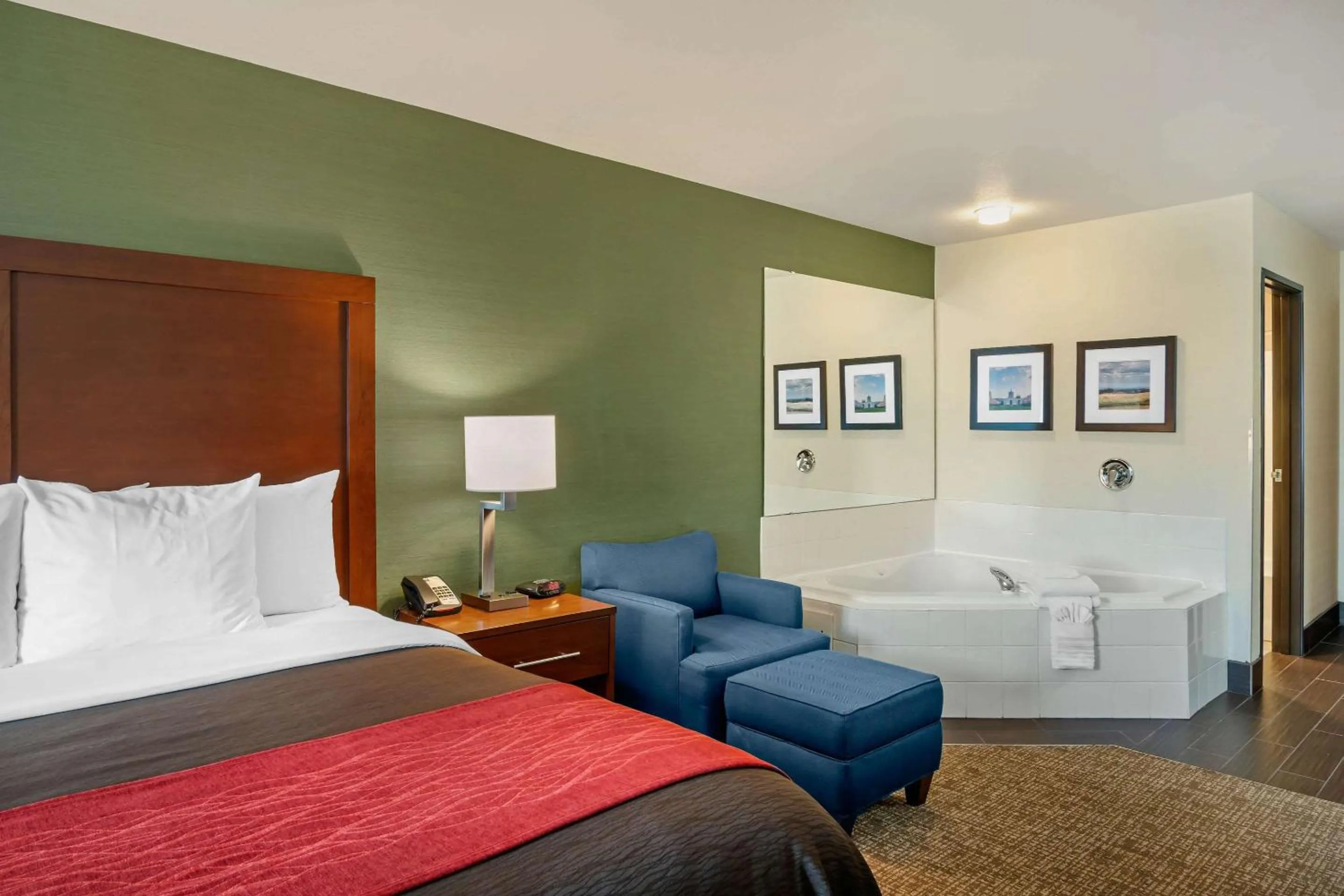 Photo of the whole room, Bed in Comfort Inn & Suites Salem Northeast
