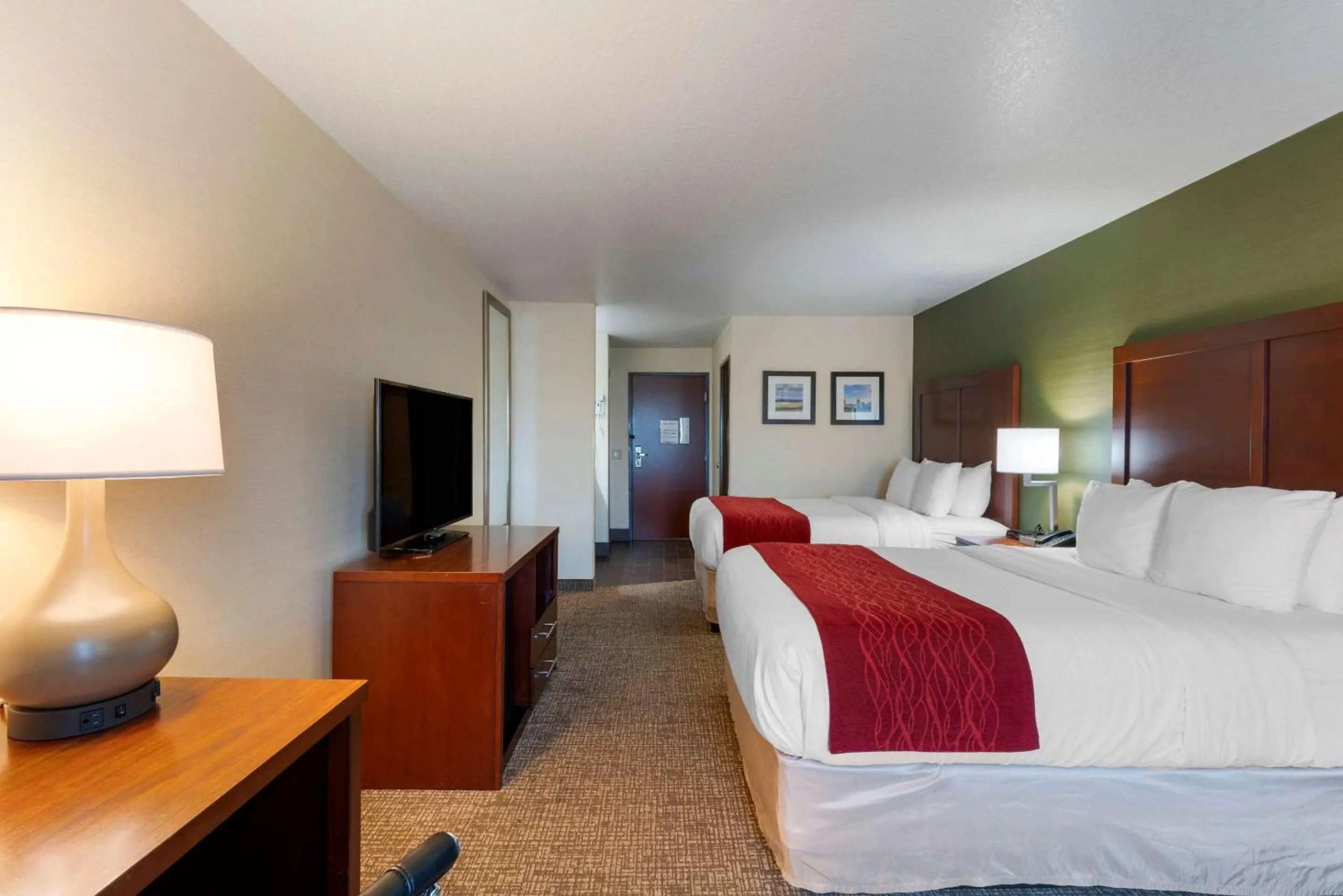 Photo of the whole room, Bed in Comfort Inn & Suites Salem Northeast
