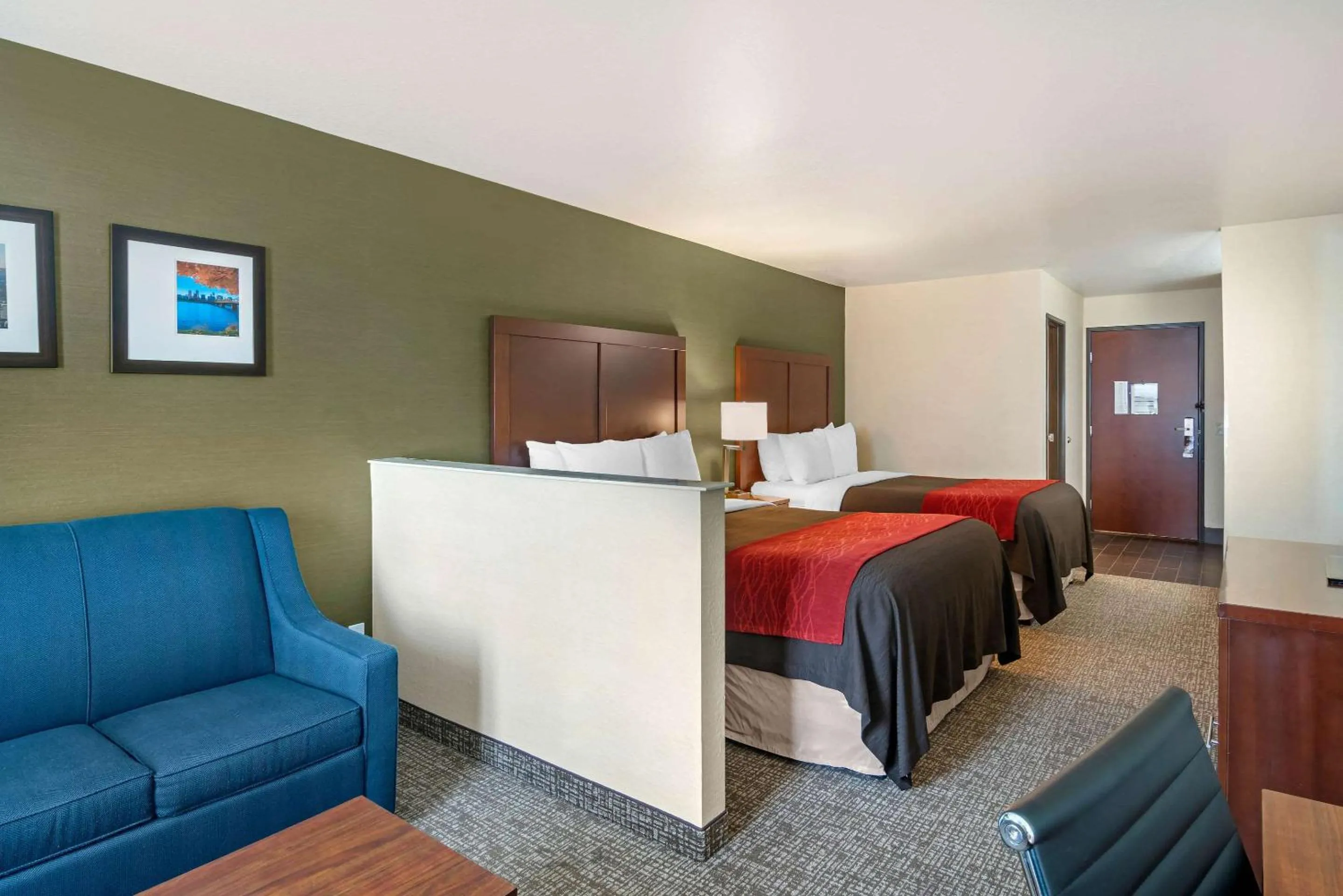 Photo of the whole room, Bed in Comfort Inn & Suites Salem Northeast