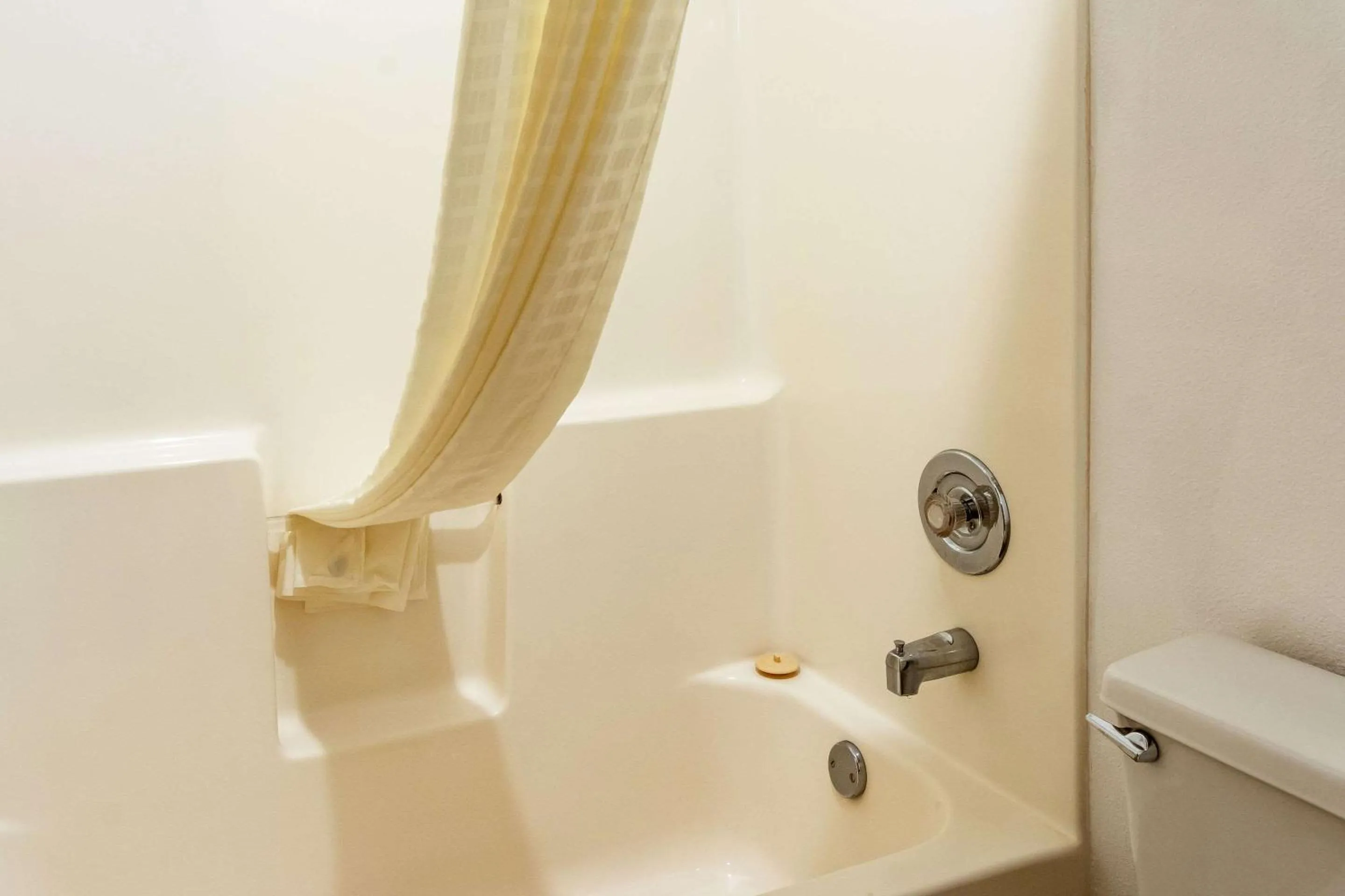 Bedroom in Econo Lodge Inn & Suites Madras