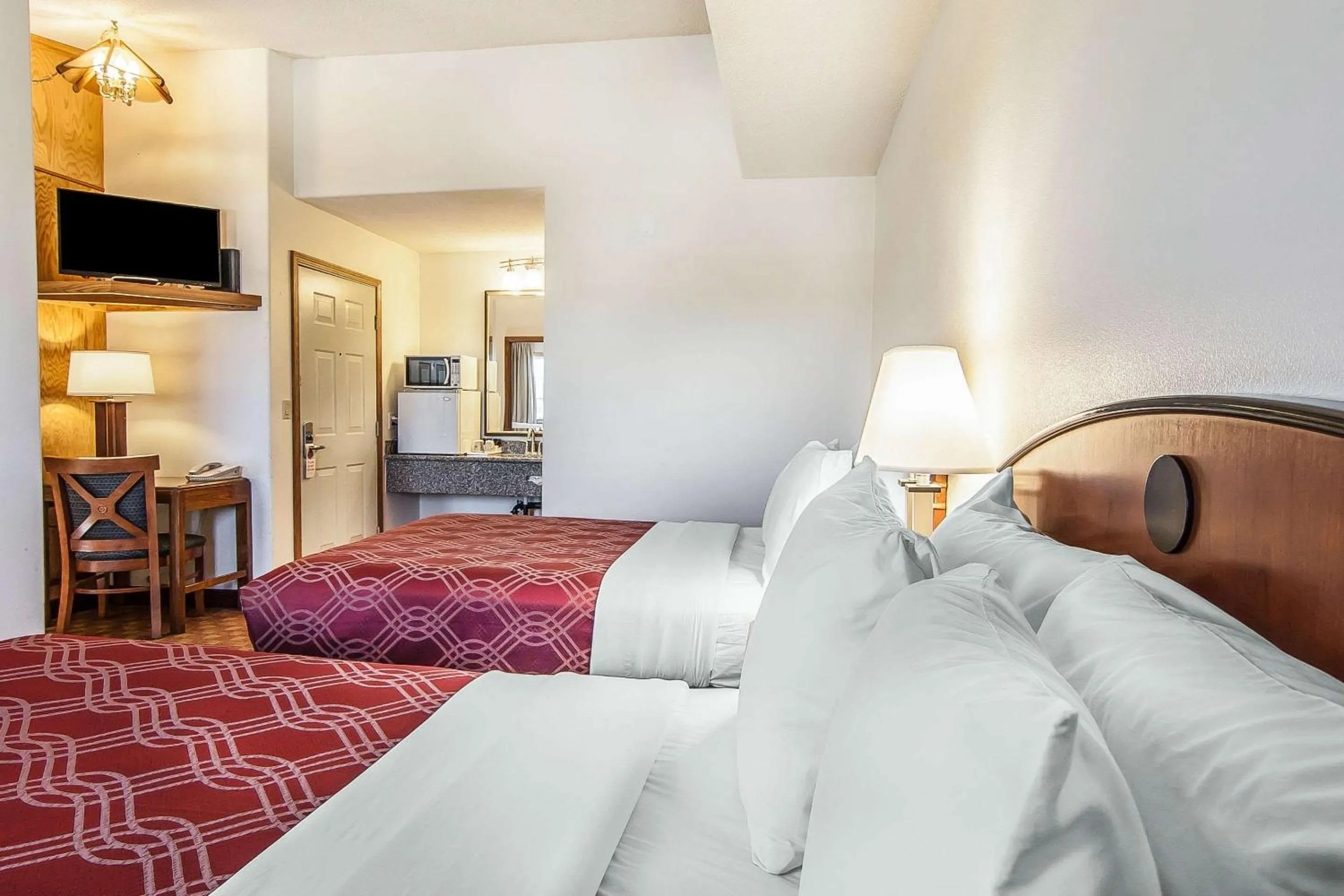 Bedroom, Bed in Econo Lodge Inn & Suites Madras