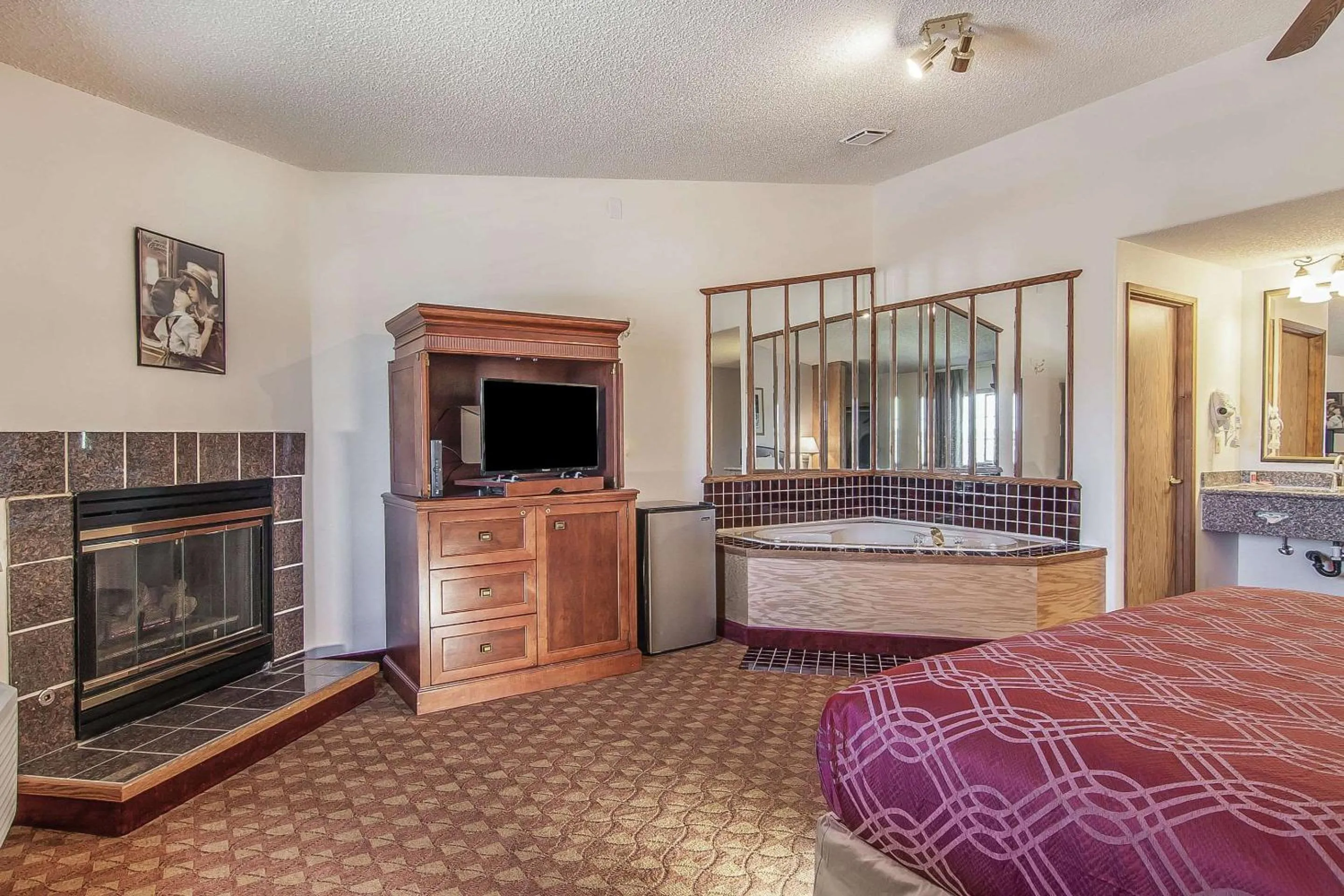 Bedroom, Bed in Econo Lodge Inn & Suites Madras