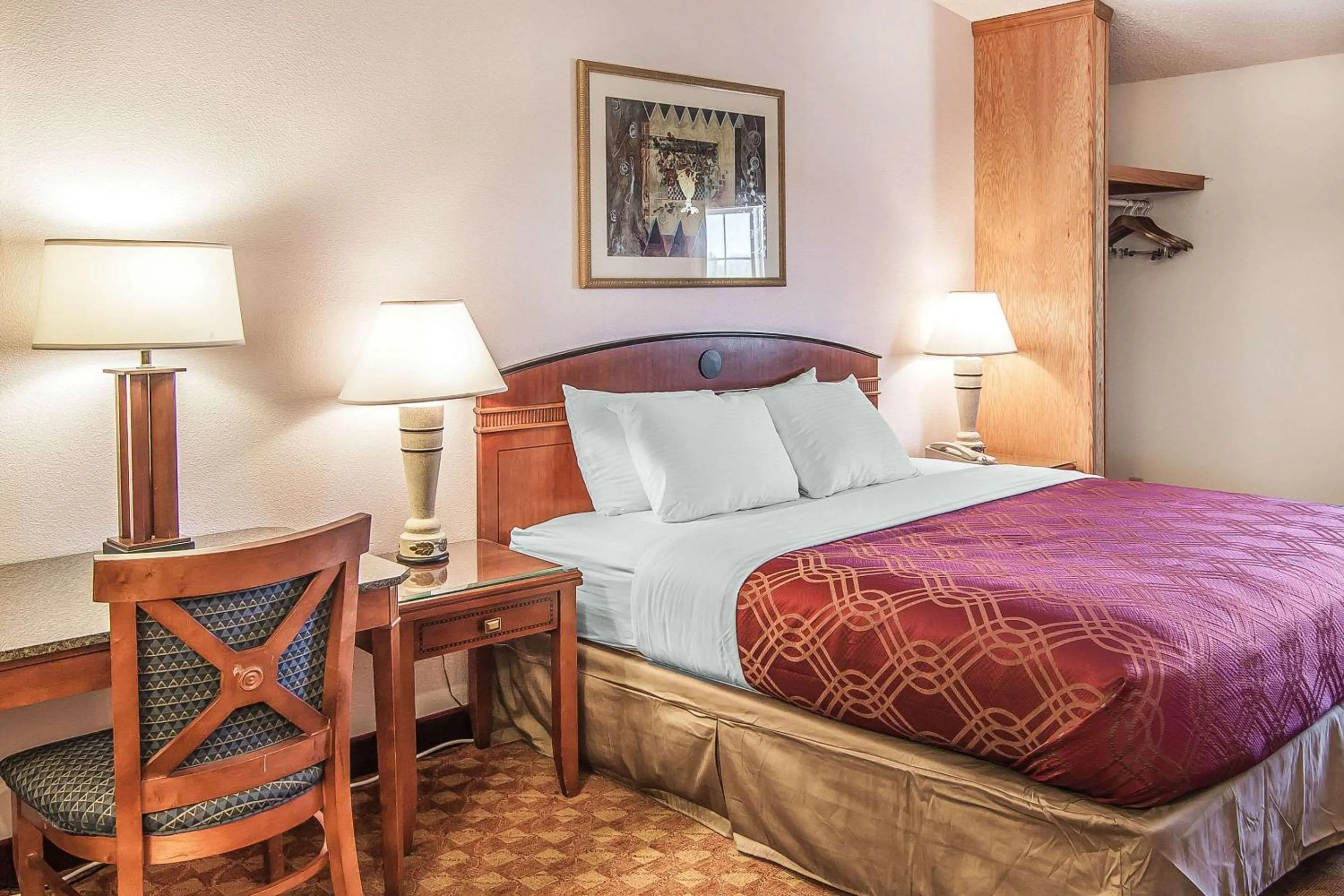 Bedroom, Bed in Econo Lodge Inn & Suites Madras