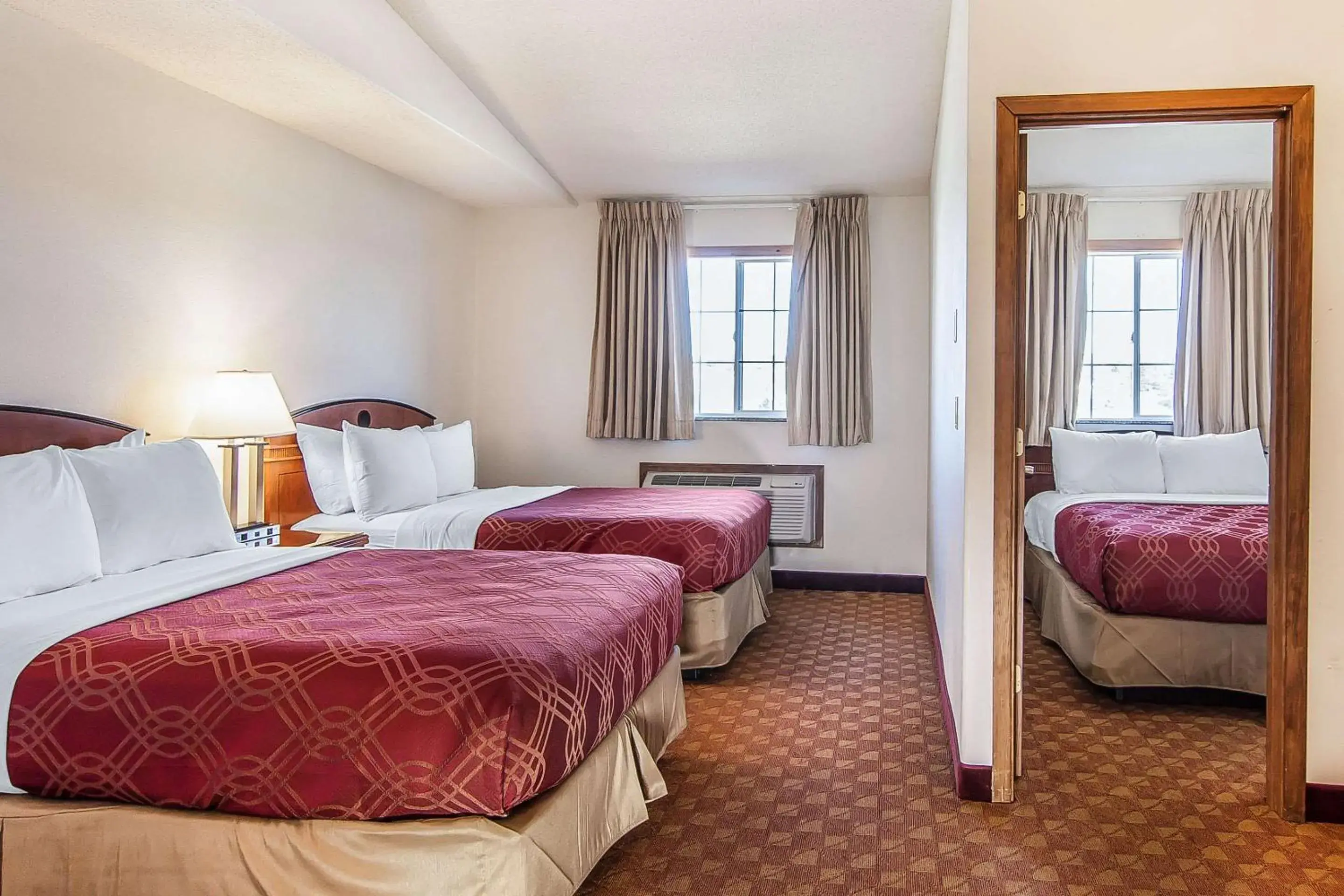 Family Room - Non-Smoking in Econo Lodge Inn & Suites Madras Family Room - Non-Smoking in Econo Lodge Inn & Suites Madras