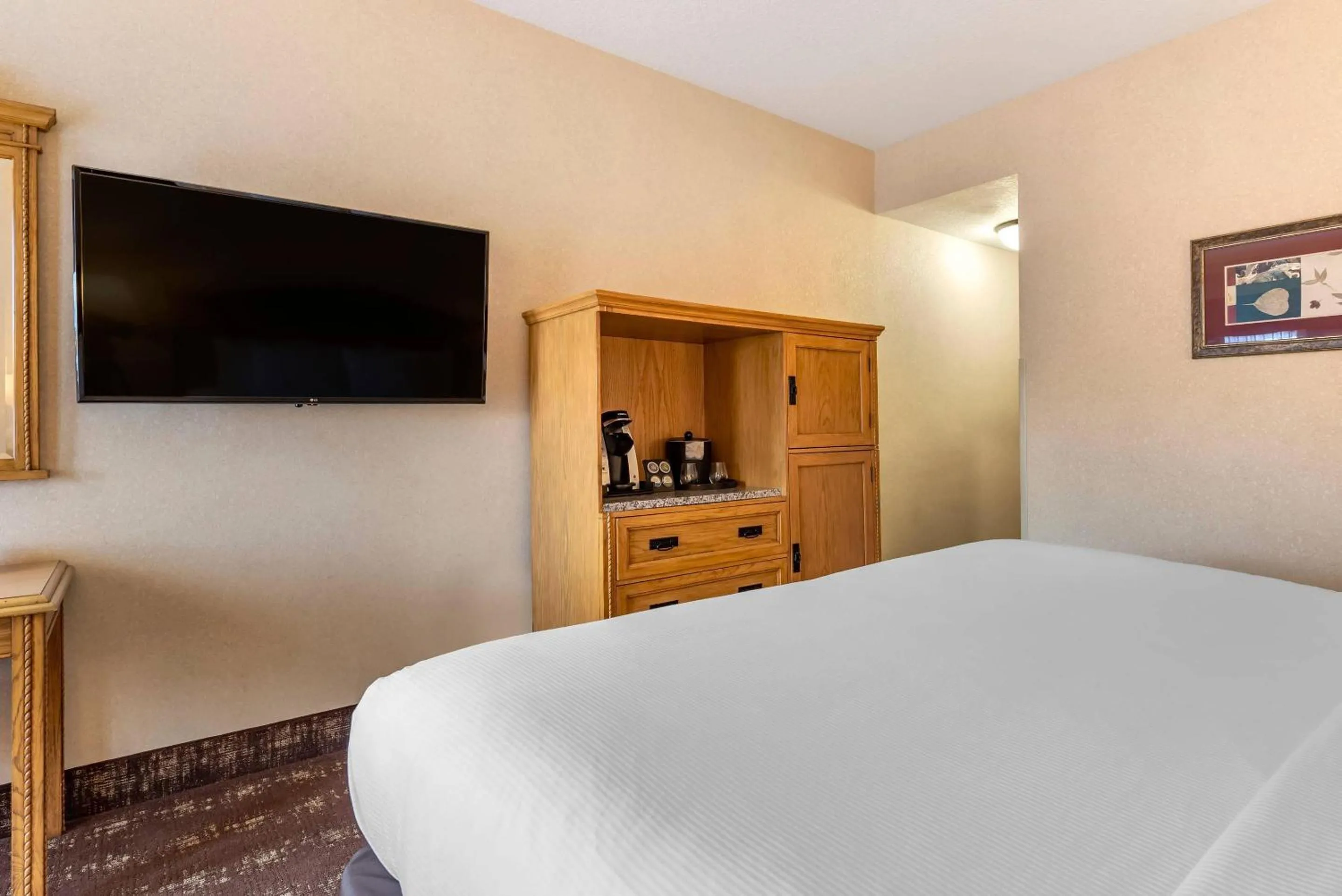 Bedroom, Bed in Kathryn Riverfront Inn, an Ascend Collection Hotel