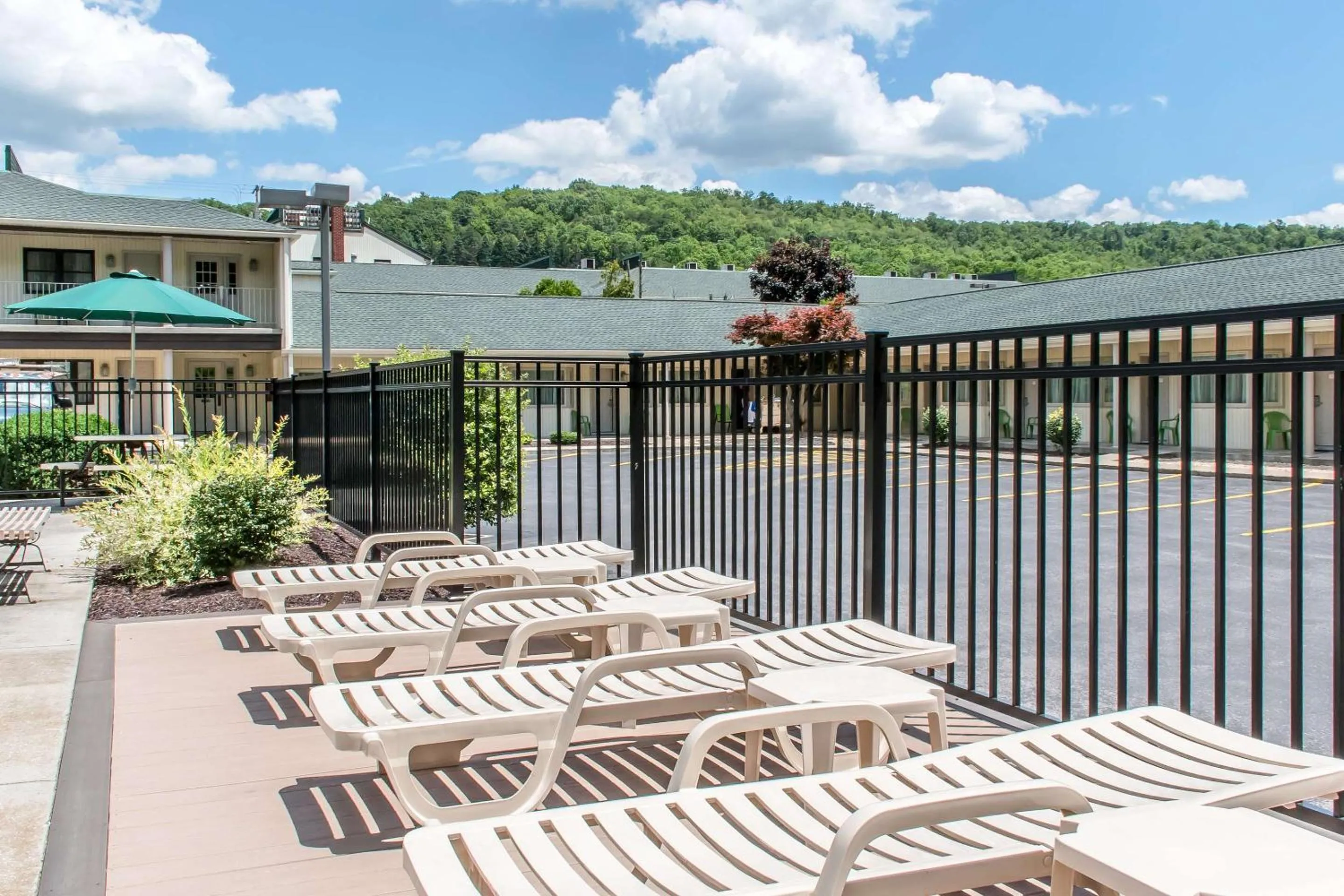 Swimming pool in Quality Inn