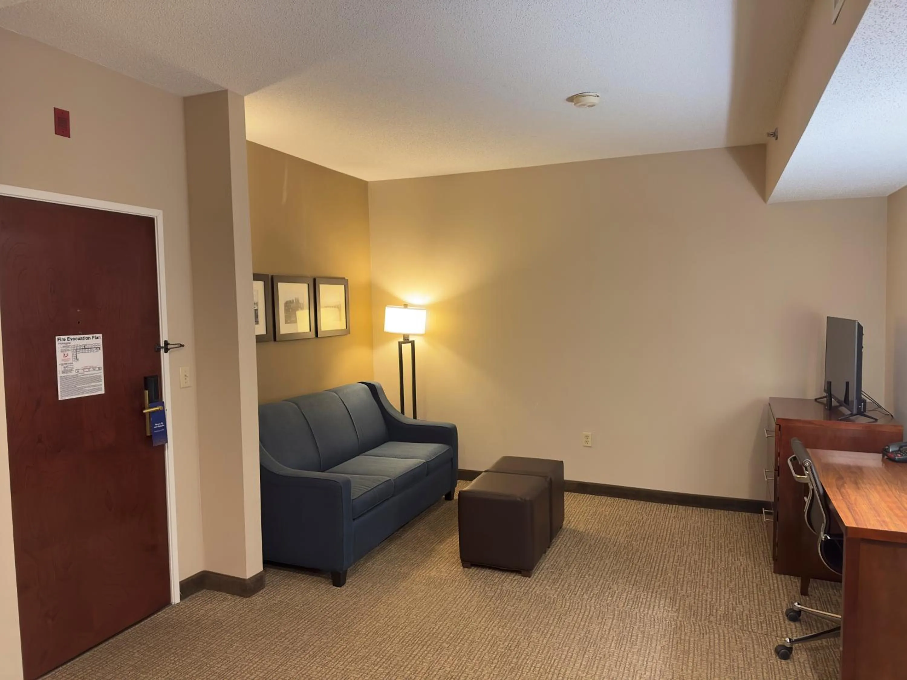 Living room in Comfort Suites Scranton near Montage Mountain