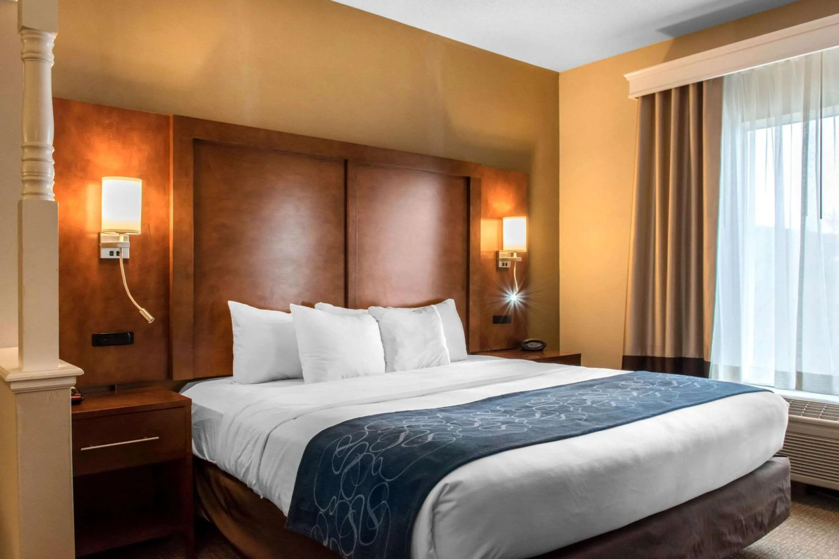 Bedroom, Bed in Comfort Suites Scranton near Montage Mountain