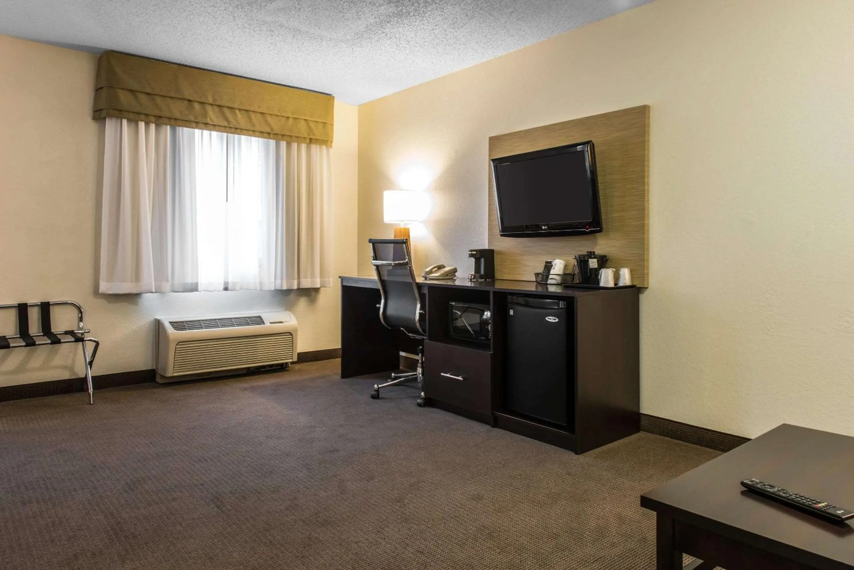 Photo of the whole room in Sleep Inn & Suites Pittsburgh Airport
