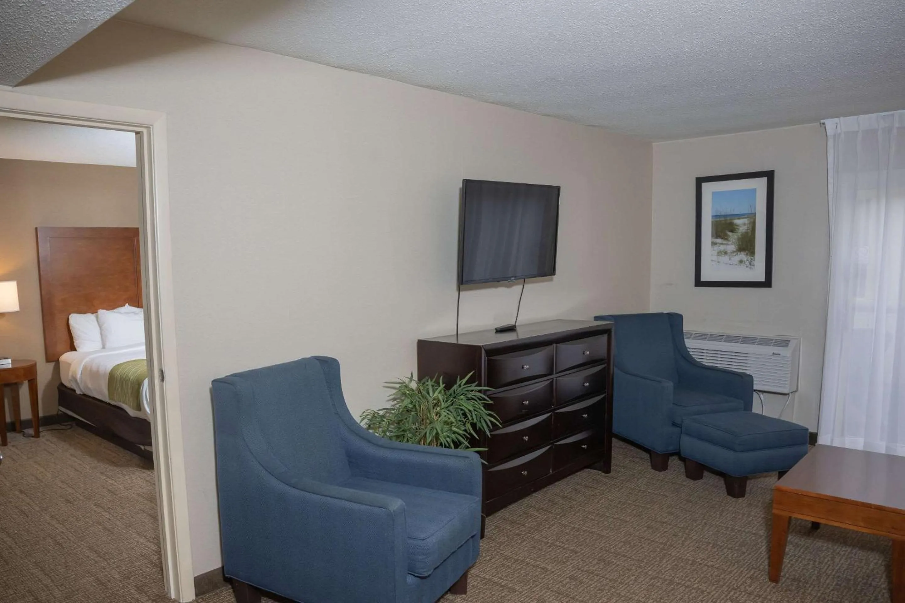 Bedroom in Comfort Inn & Suites Erie - Splash Lagoon Indoor Waterpark