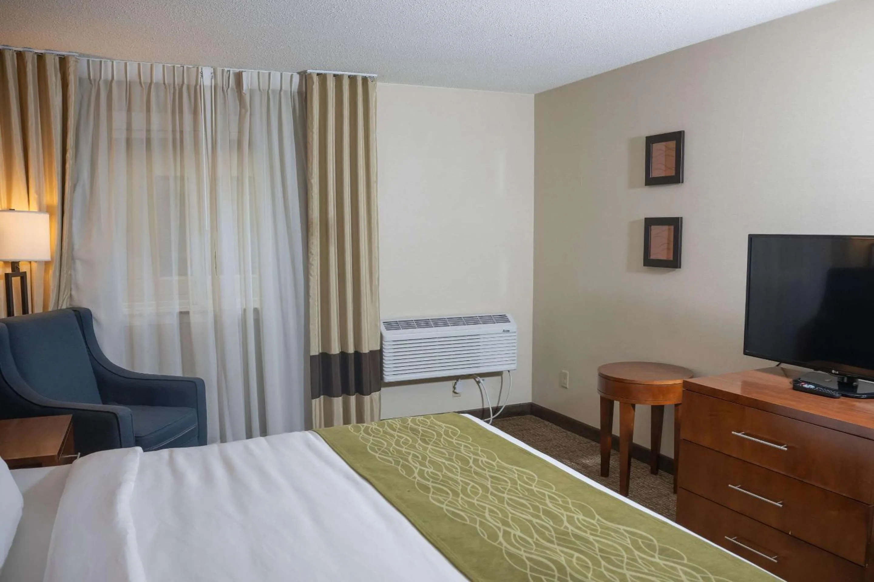 Bedroom, Bed in Comfort Inn & Suites Erie - Splash Lagoon Indoor Waterpark