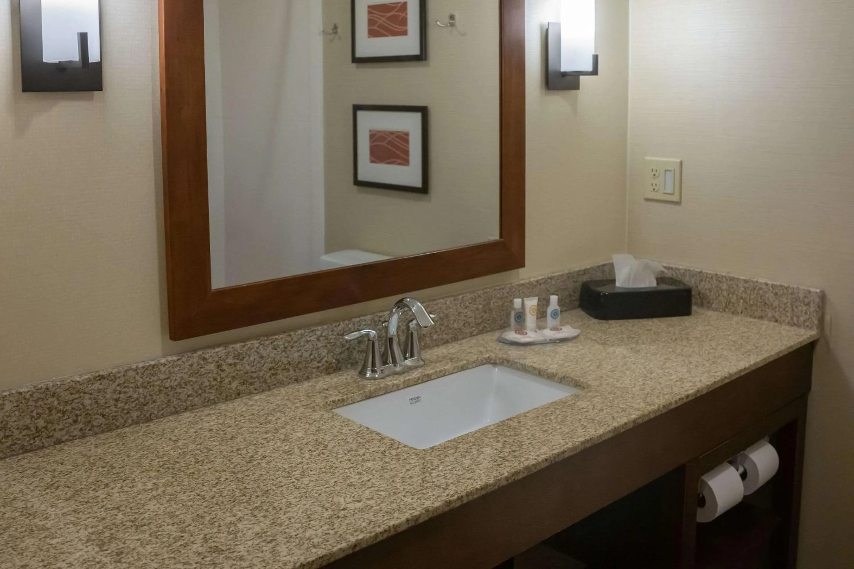 Bedroom in Comfort Inn & Suites Erie - Splash Lagoon Indoor Waterpark