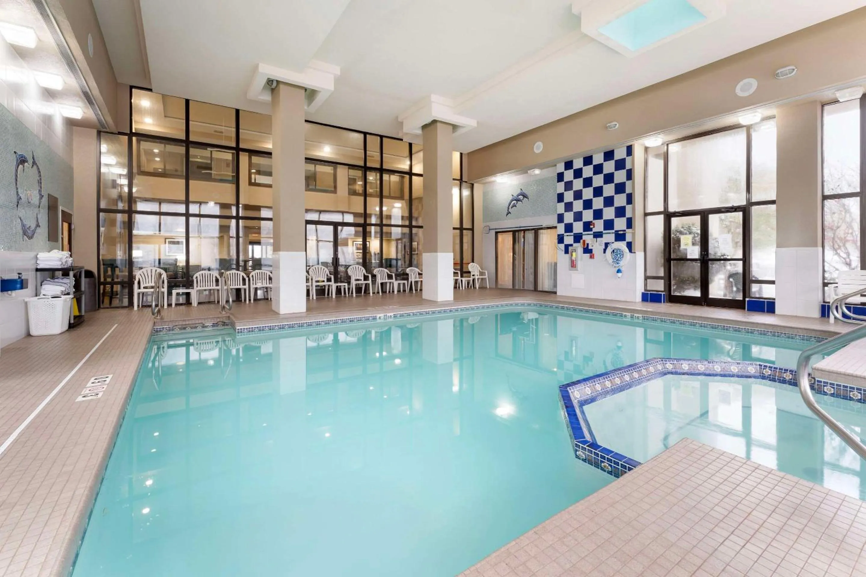 Swimming pool in Comfort Inn & Suites Johnstown - Richland Town Center