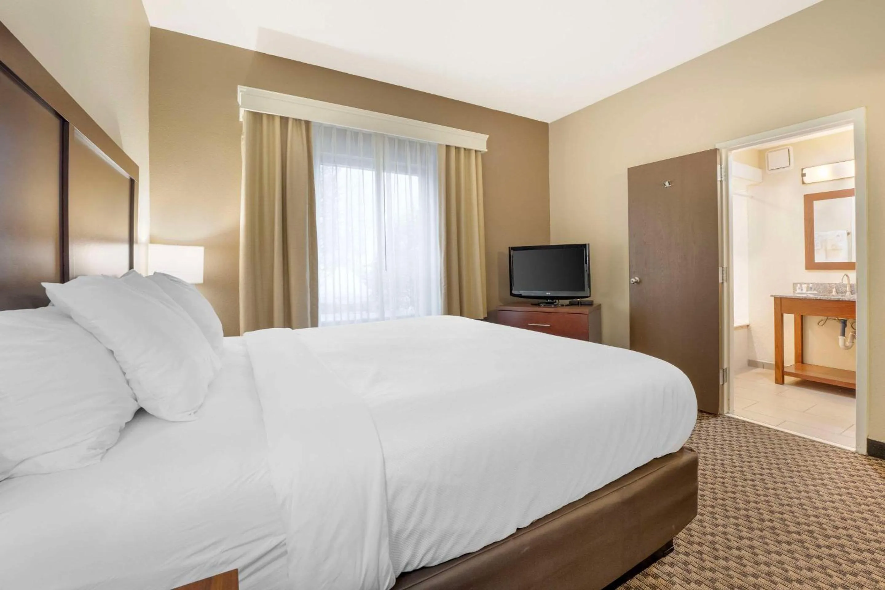 Bedroom, Bed in Comfort Inn & Suites Johnstown - Richland Town Center