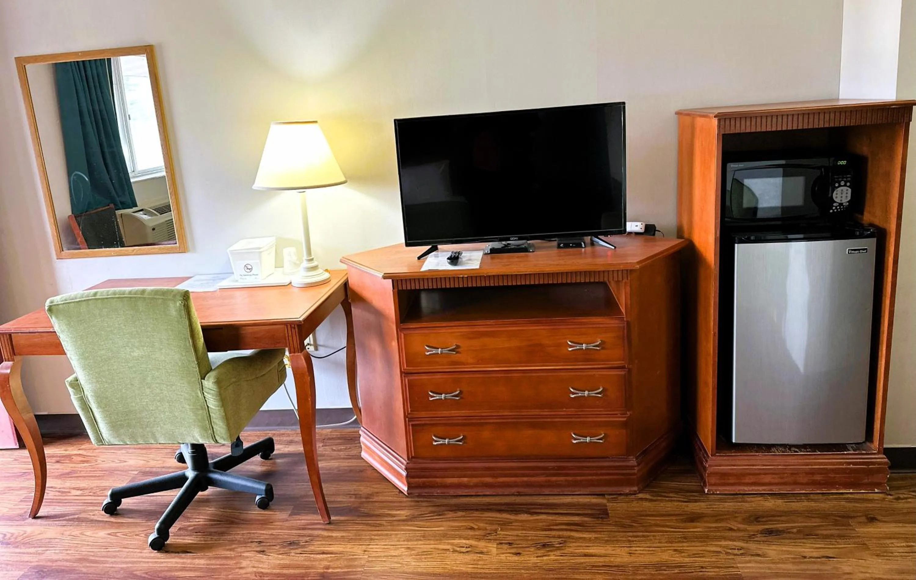 TV and multimedia in Econo Lodge Drums