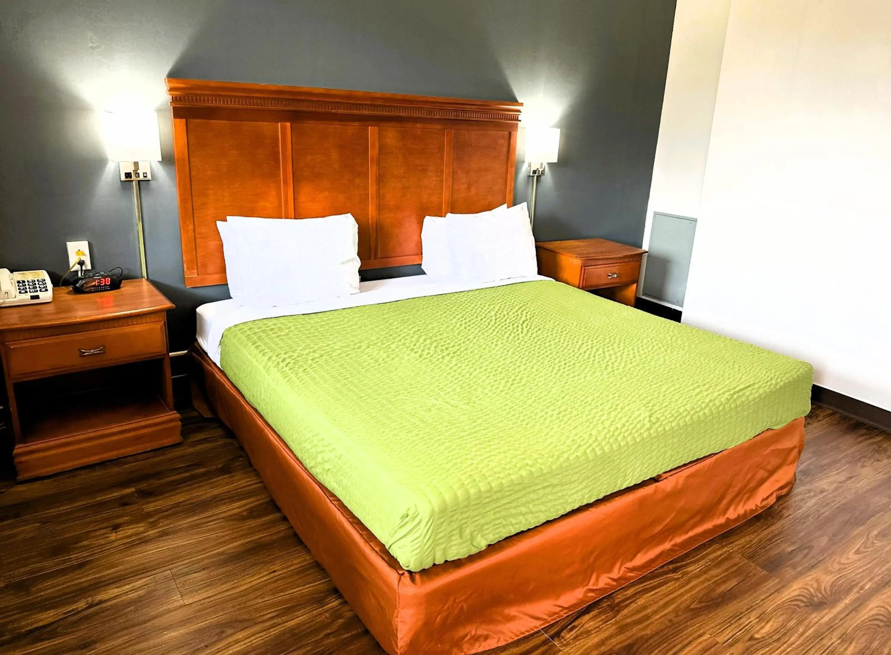 Bedroom, Bed in Econo Lodge Drums