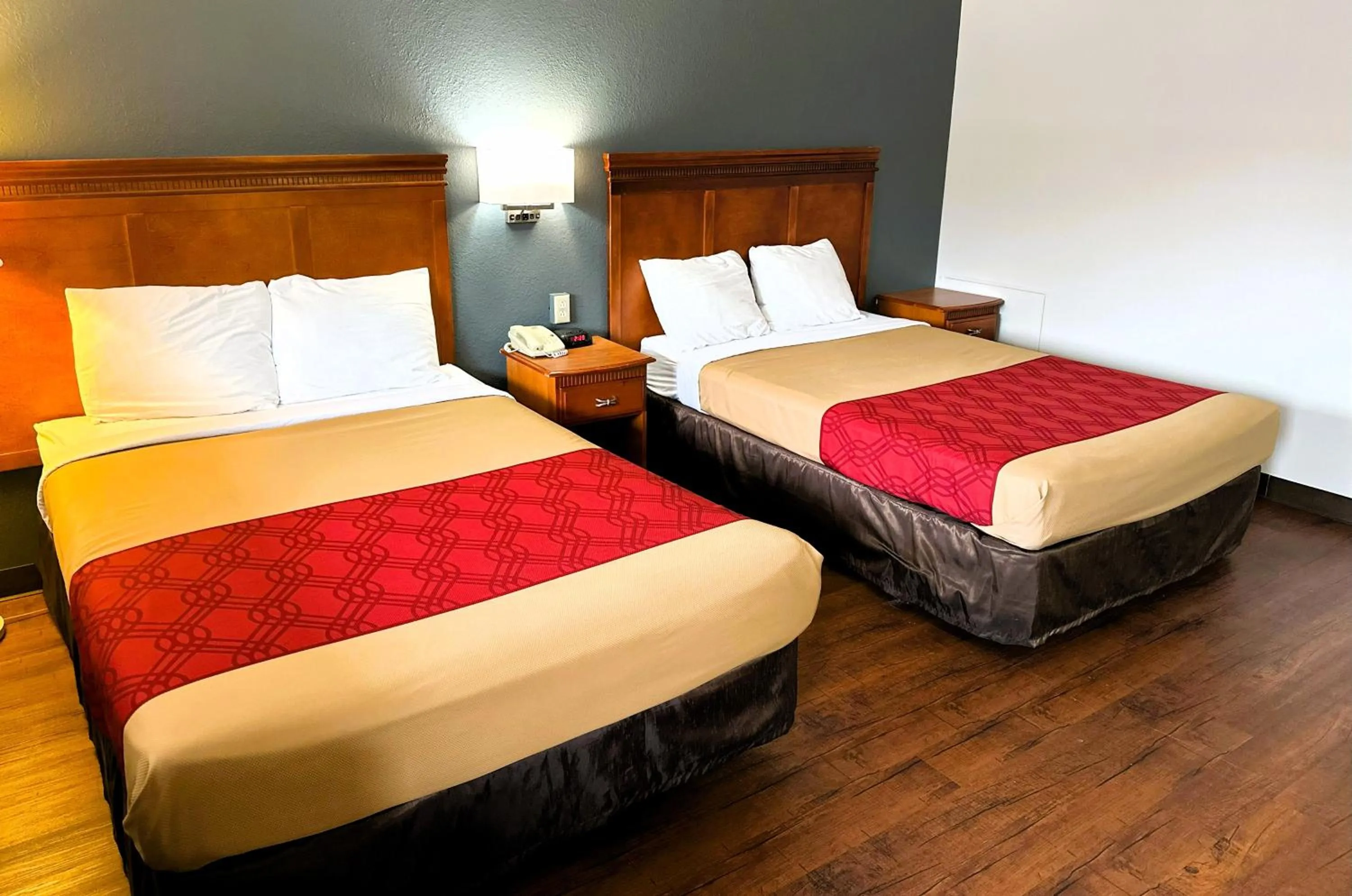 Bedroom, Bed in Econo Lodge Drums