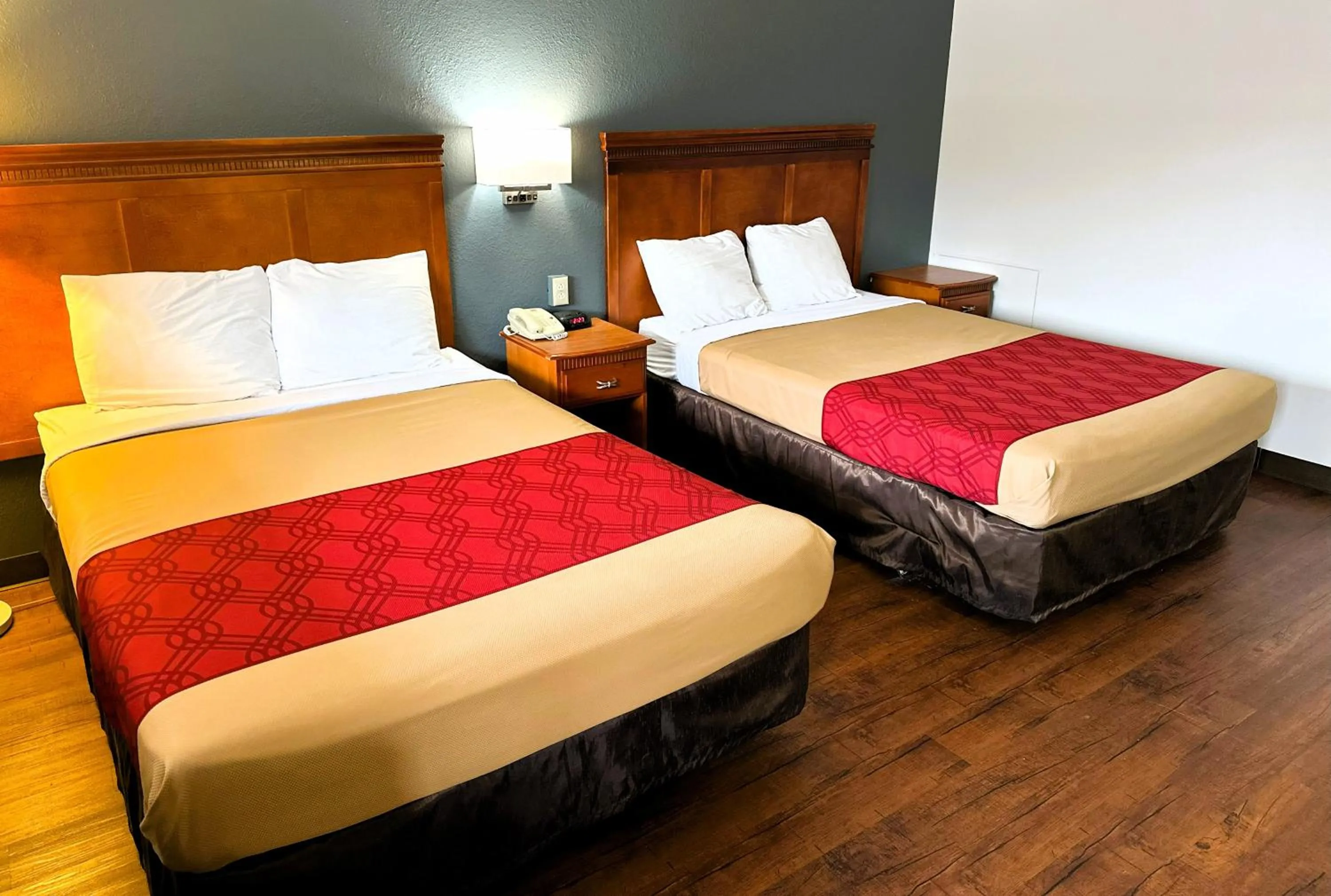 Bedroom, Bed in Econo Lodge Drums