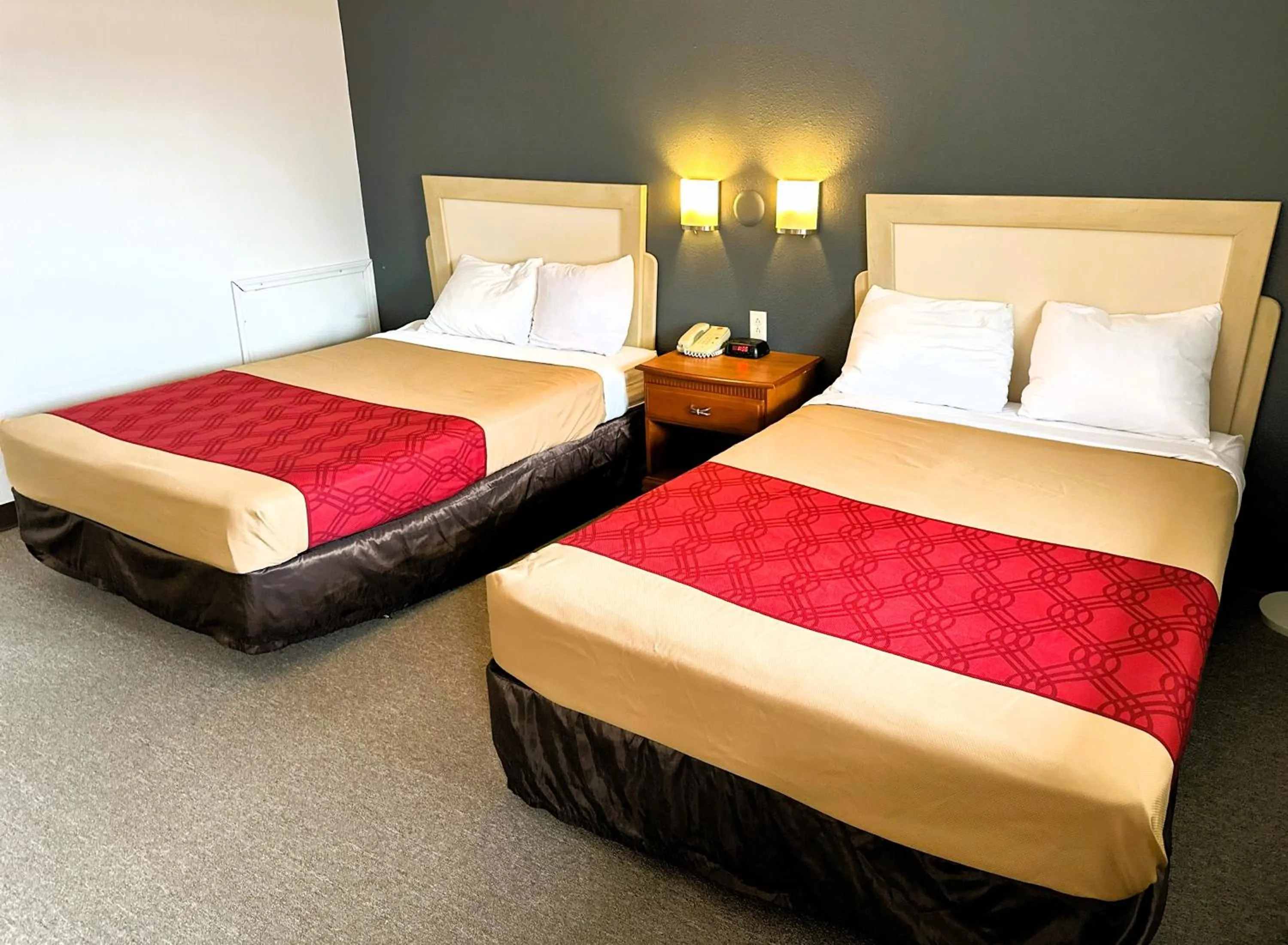 Bedroom, Bed in Econo Lodge Drums