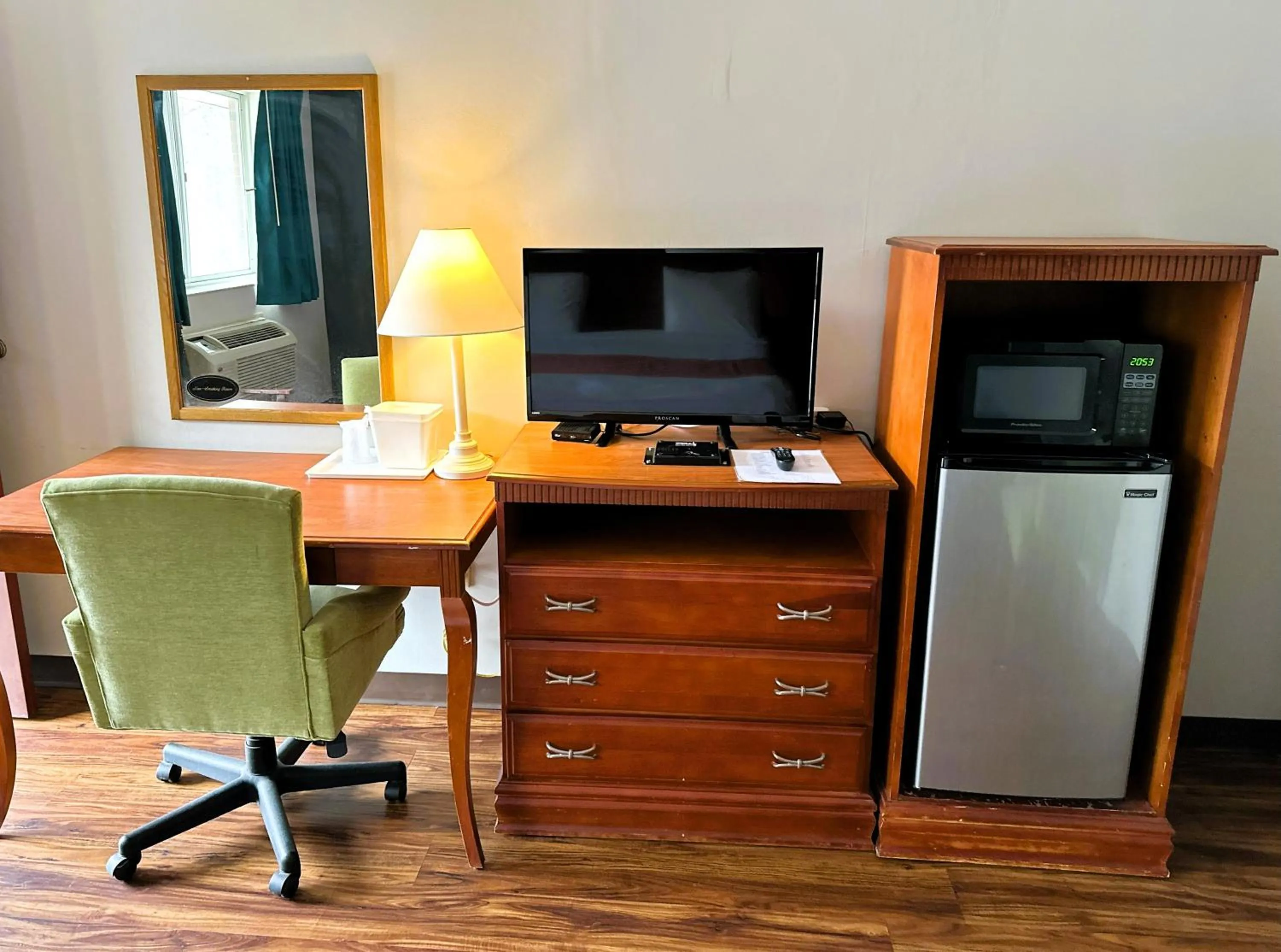 TV and multimedia in Econo Lodge Drums