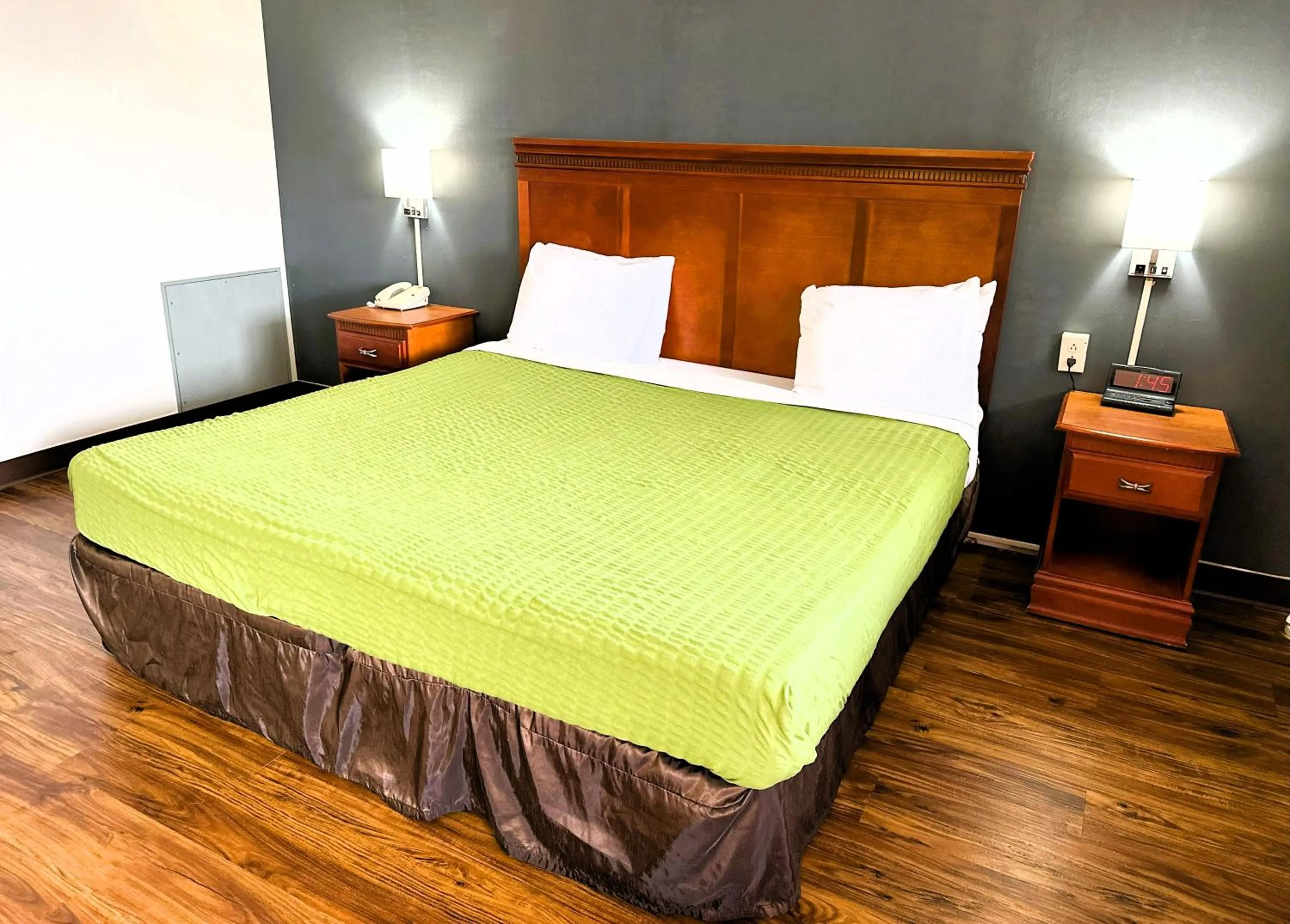 Bedroom, Bed in Econo Lodge Drums