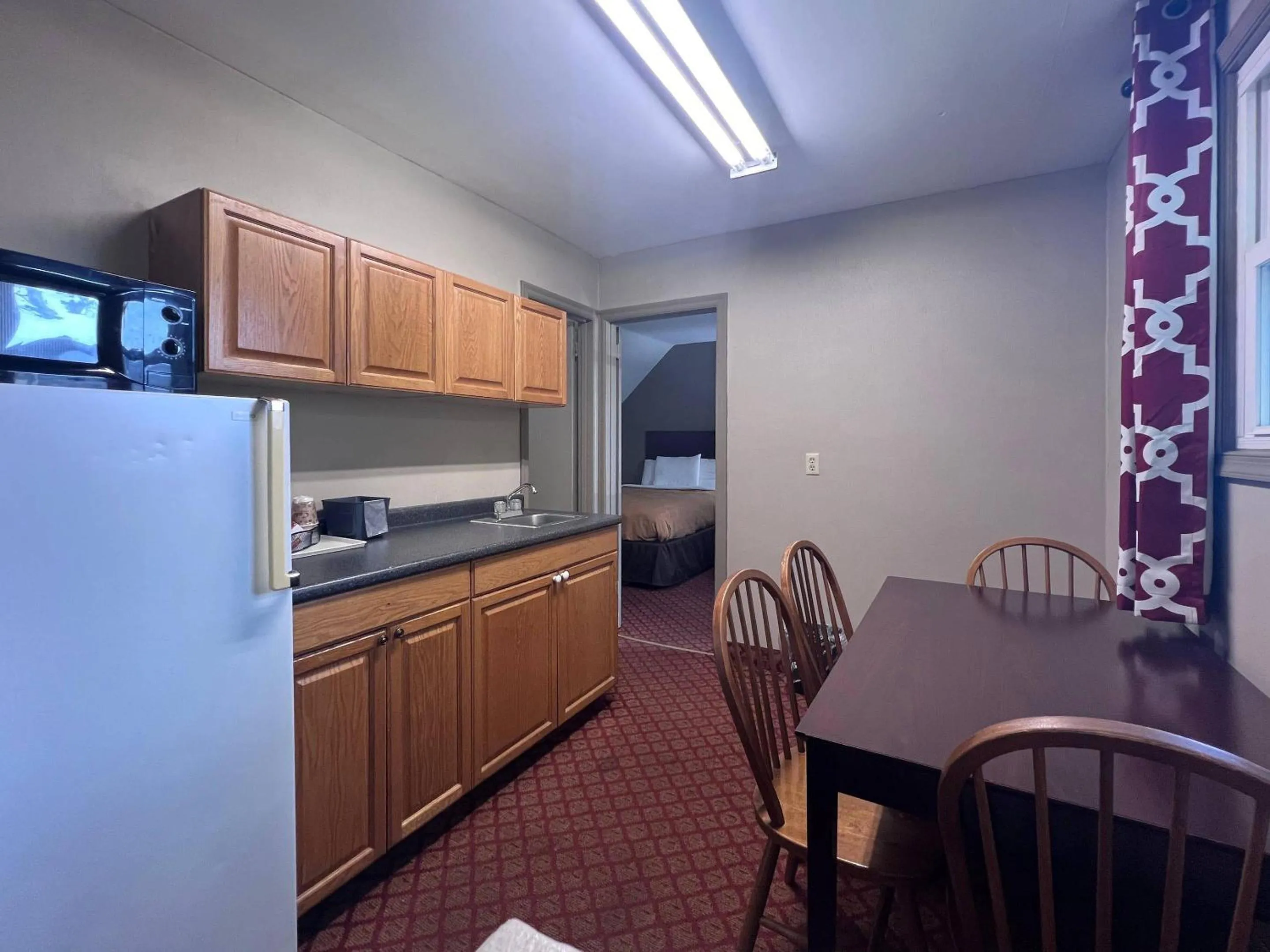 Bedroom in Rodeway Inn & Suites Hershey Chocolate Avenue