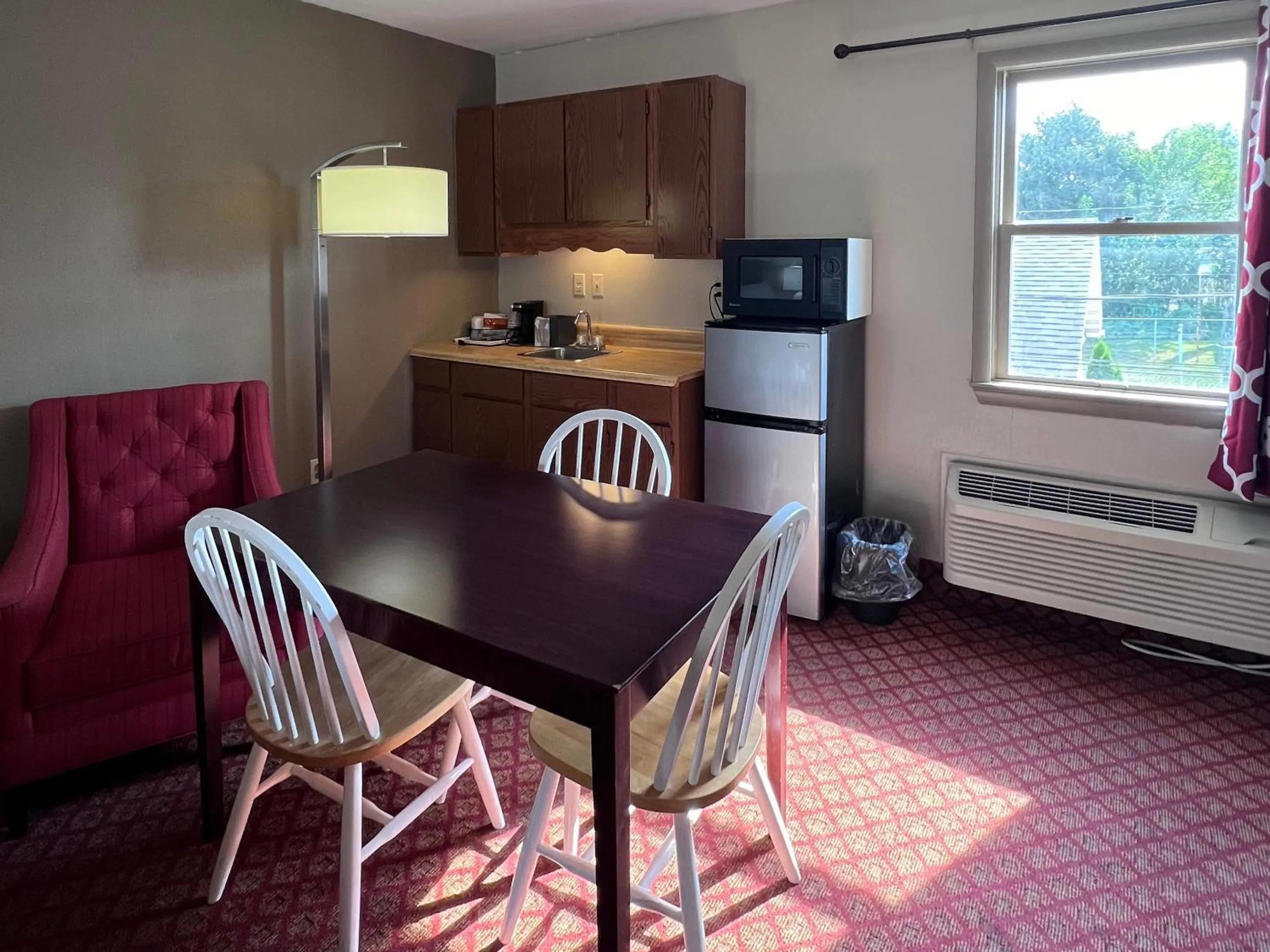 Bedroom in Rodeway Inn & Suites Hershey Chocolate Avenue