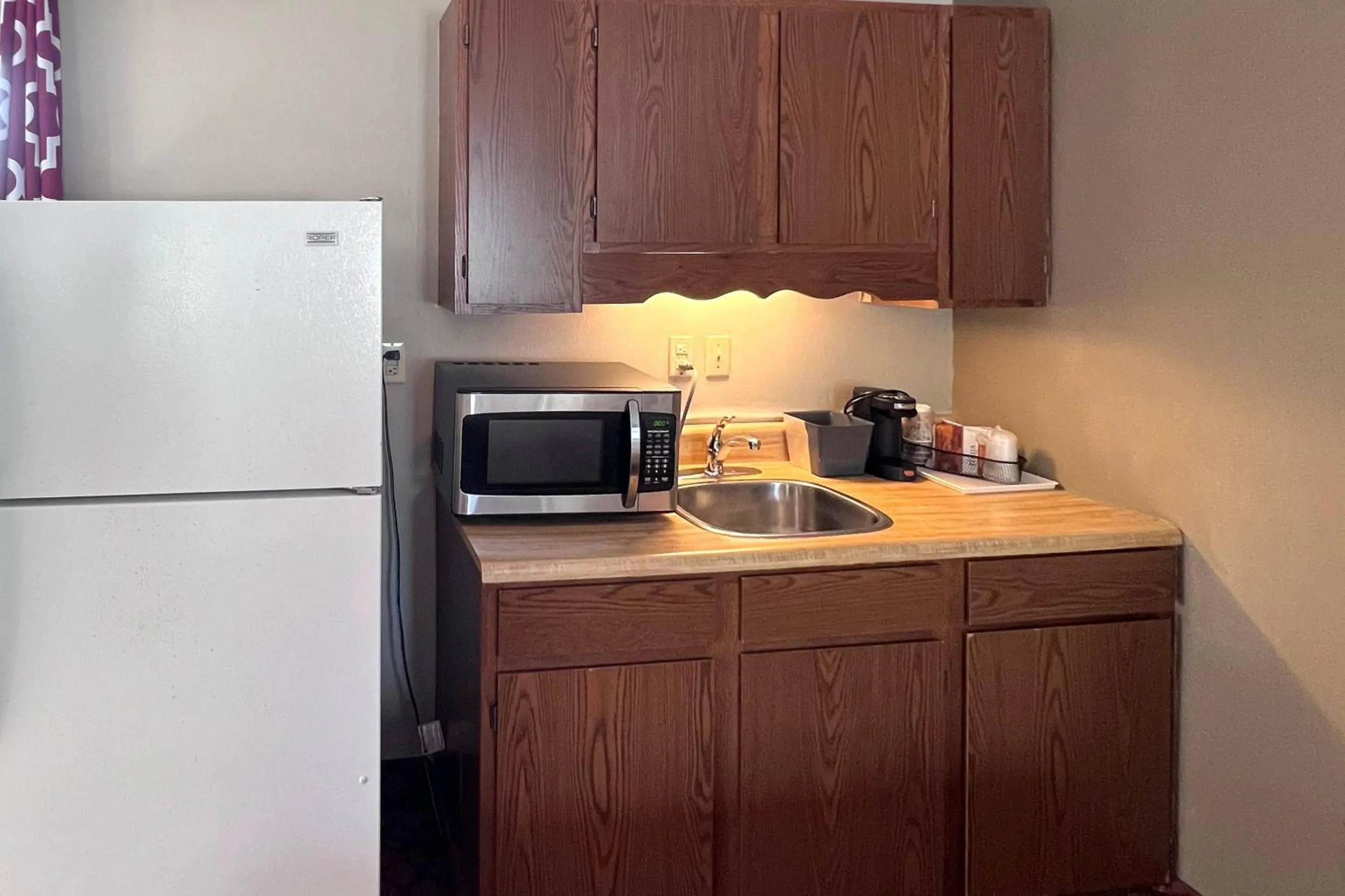 Bedroom in Rodeway Inn & Suites Hershey Chocolate Avenue