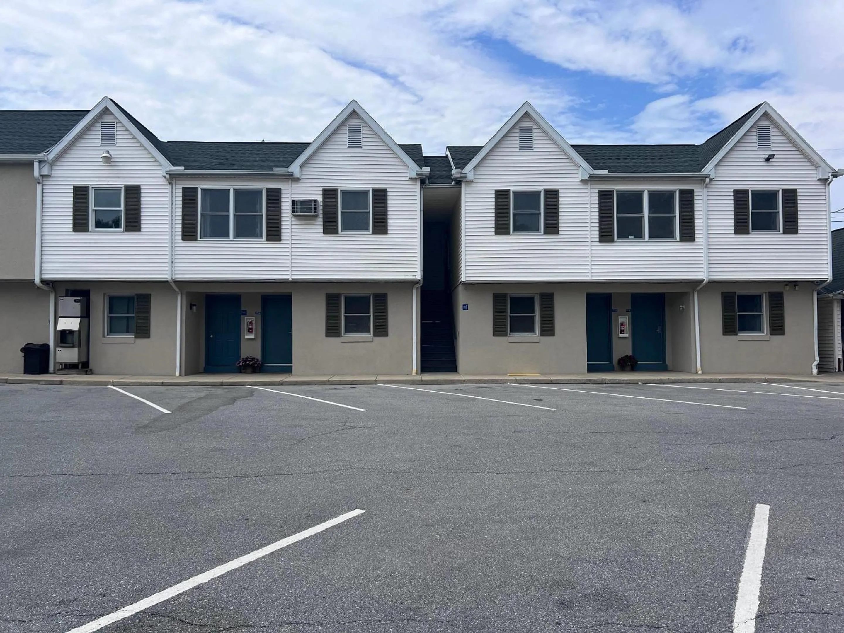 Property building in Rodeway Inn & Suites Hershey Chocolate Avenue