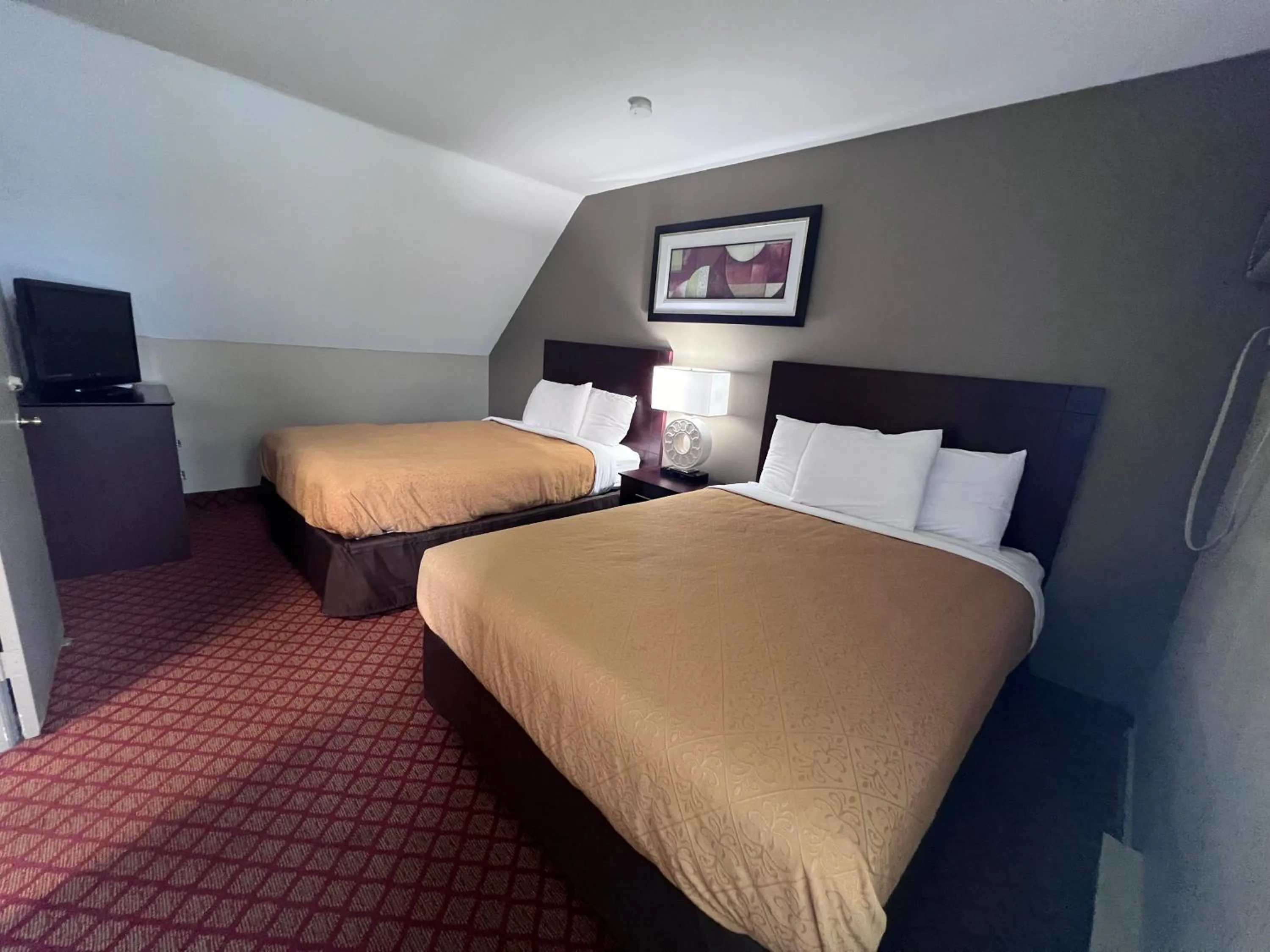 Bed in Rodeway Inn & Suites Hershey Chocolate Avenue