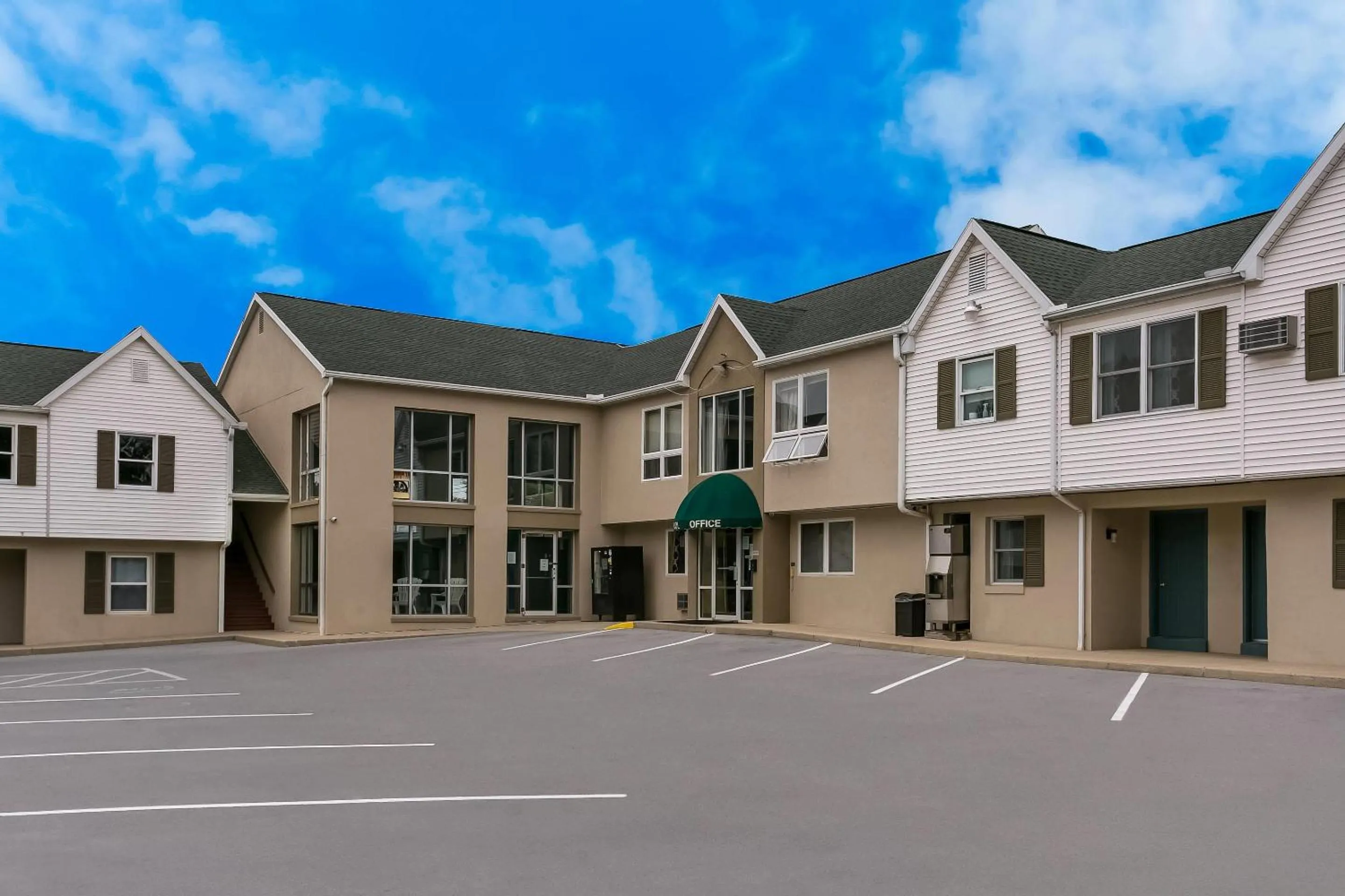 Property building in Rodeway Inn & Suites Hershey Chocolate Avenue