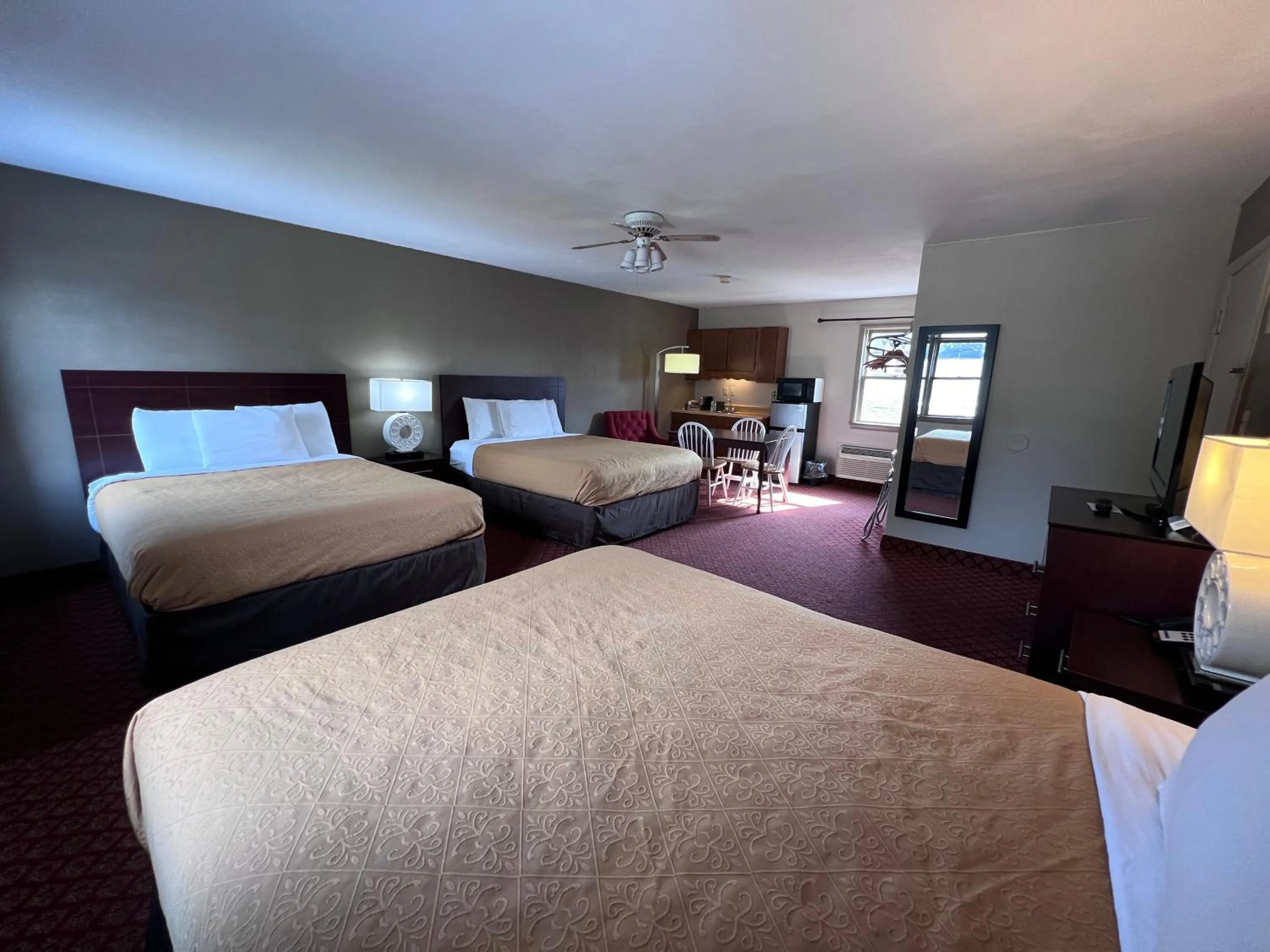 Bed in Rodeway Inn & Suites Hershey Chocolate Avenue