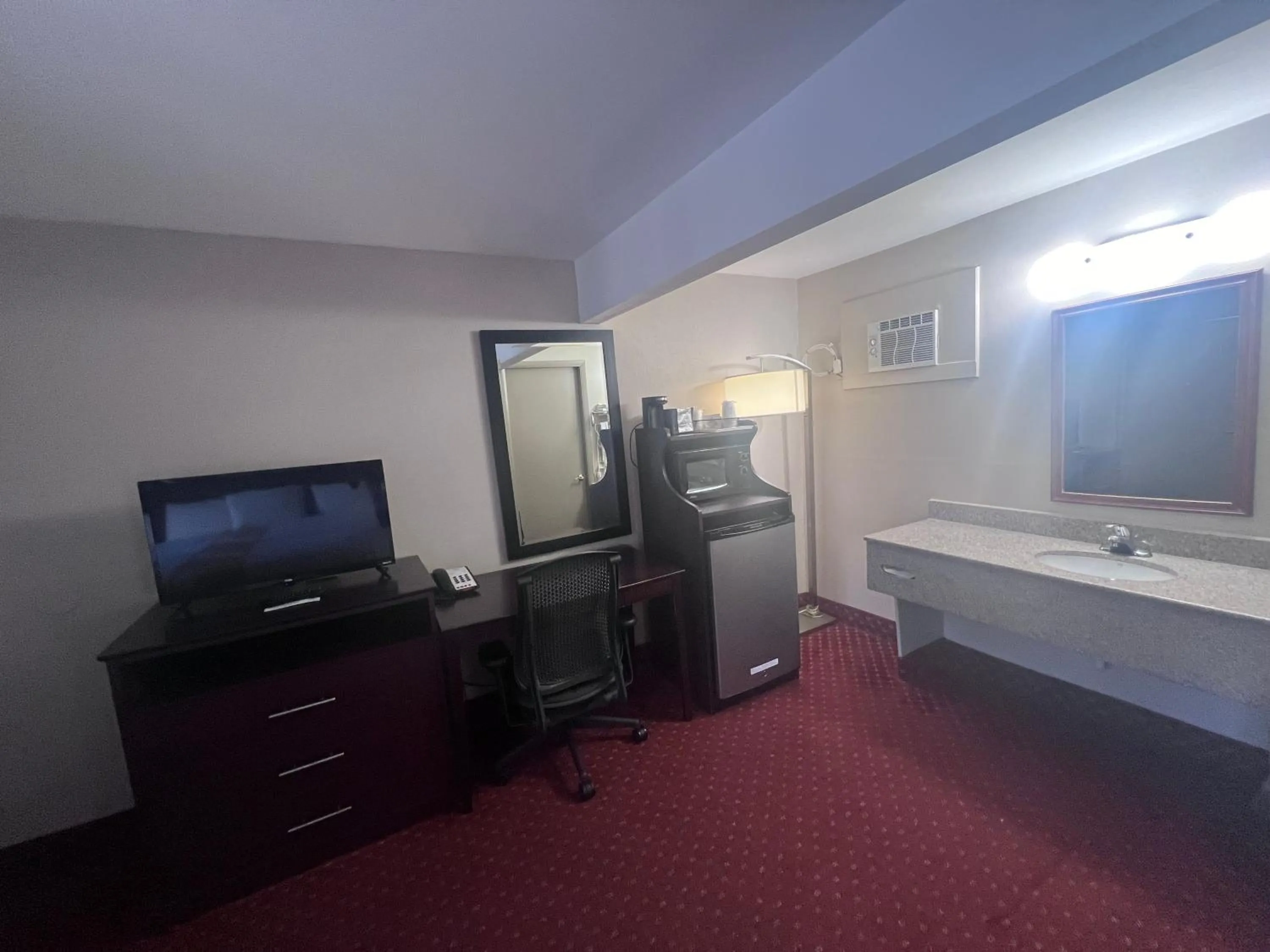 Bed in Rodeway Inn & Suites Hershey Chocolate Avenue