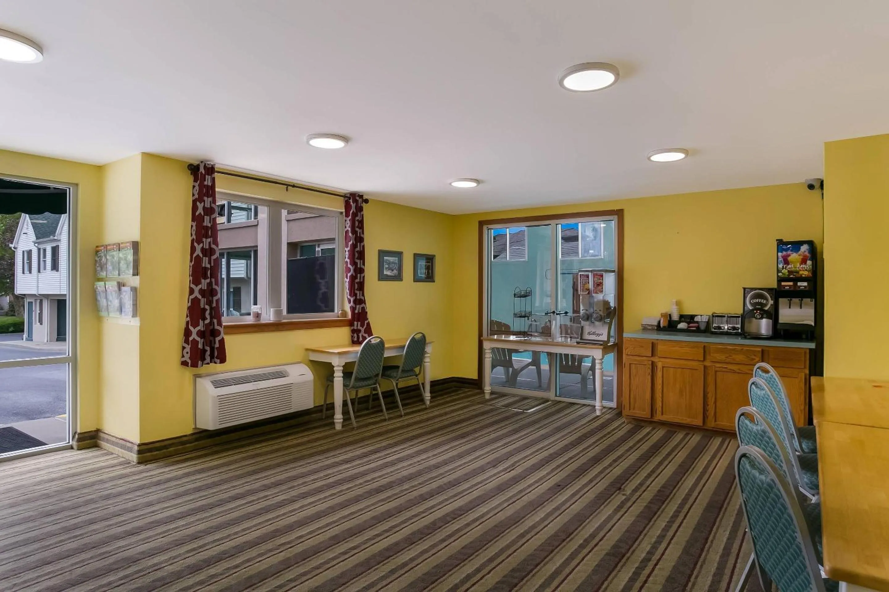 Breakfast in Rodeway Inn & Suites Hershey Chocolate Avenue