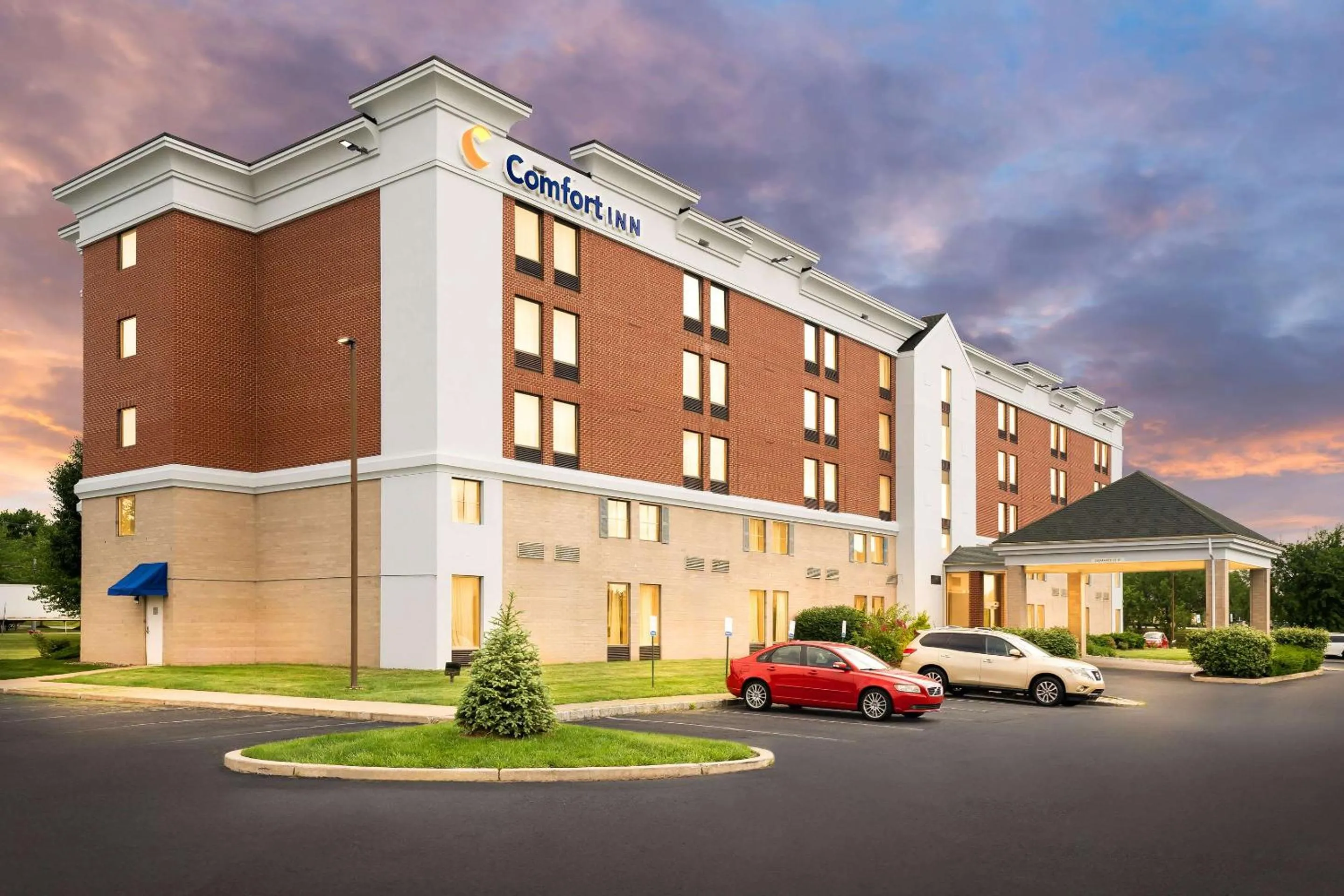 Property building in Comfort Inn Lehigh Valley West