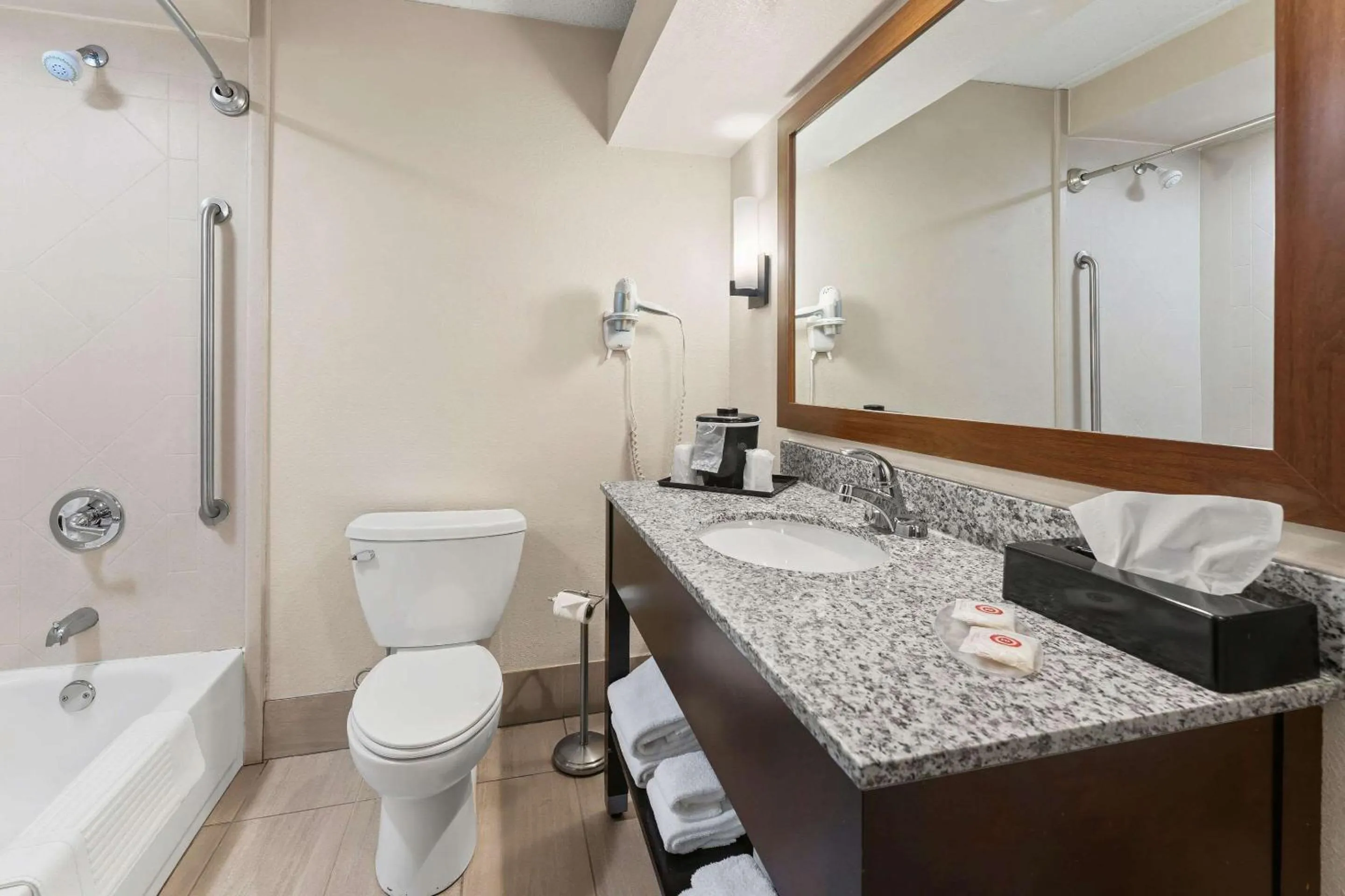 Bedroom in Comfort Inn Lehigh Valley West