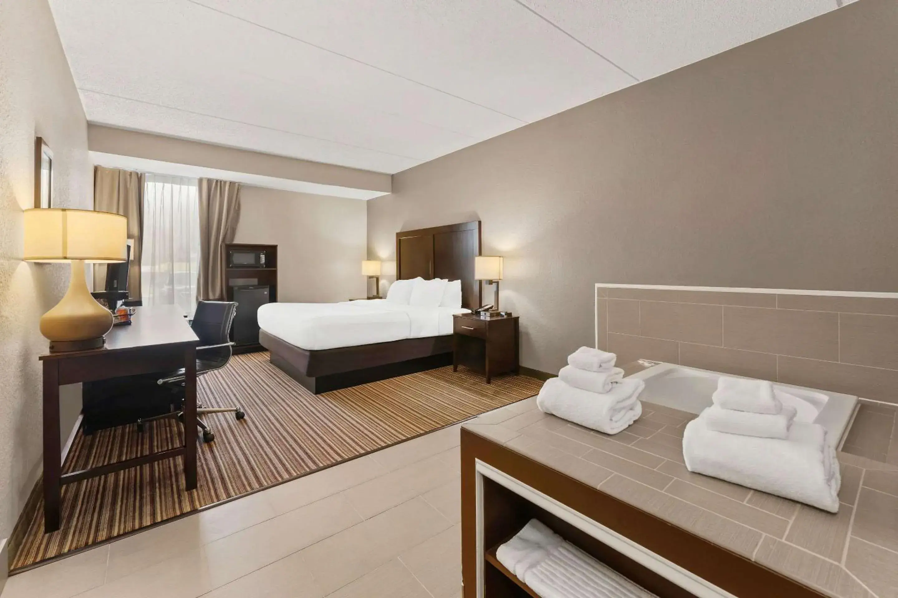 King Room with Whirlpool - Non-Smoking in Comfort Inn Lehigh Valley West King Room with Whirlpool - Non-Smoking in Comfort Inn Lehigh Valley West