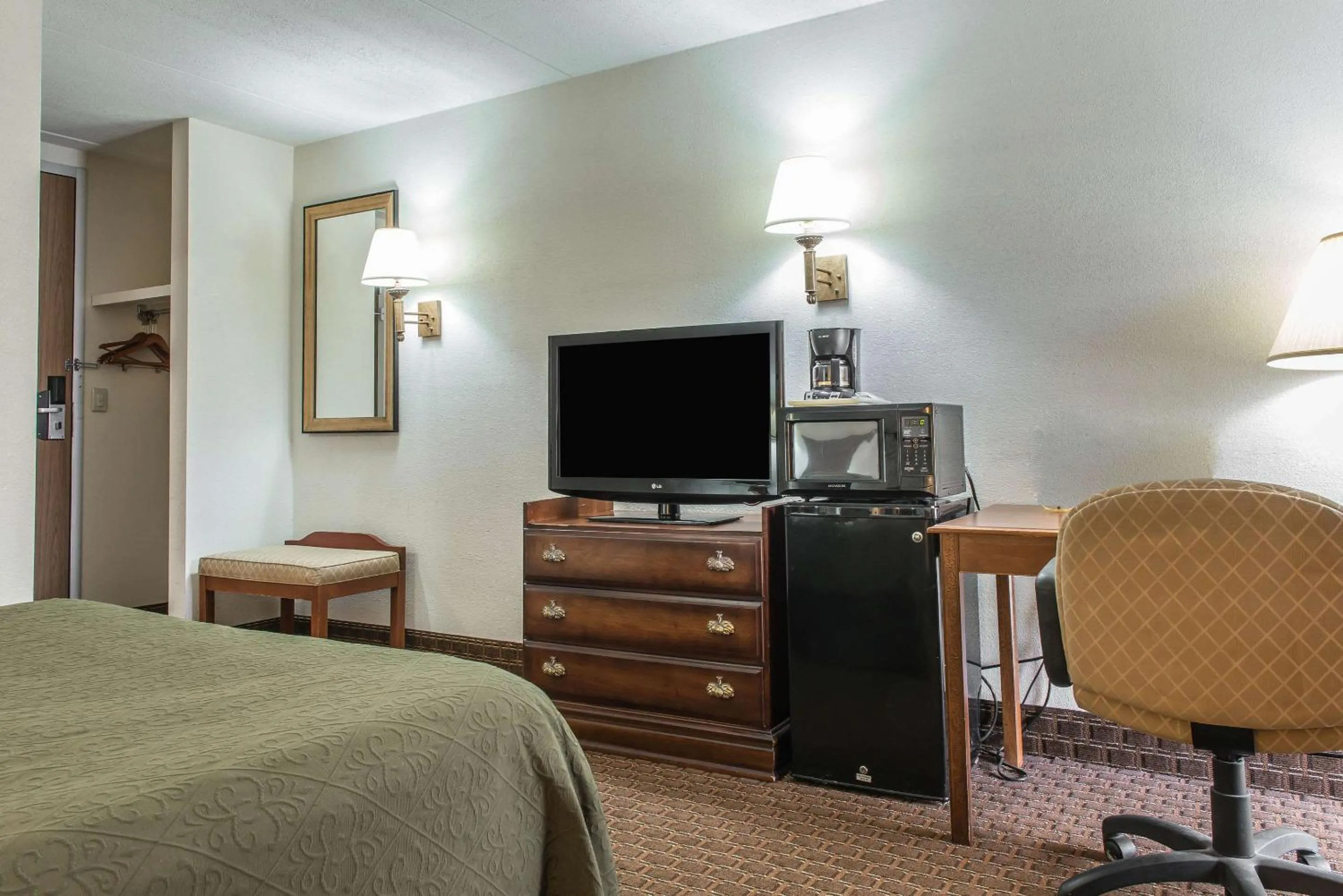 Photo of the whole room, TV/Entertainment Center in Rodeway Inn Brookville