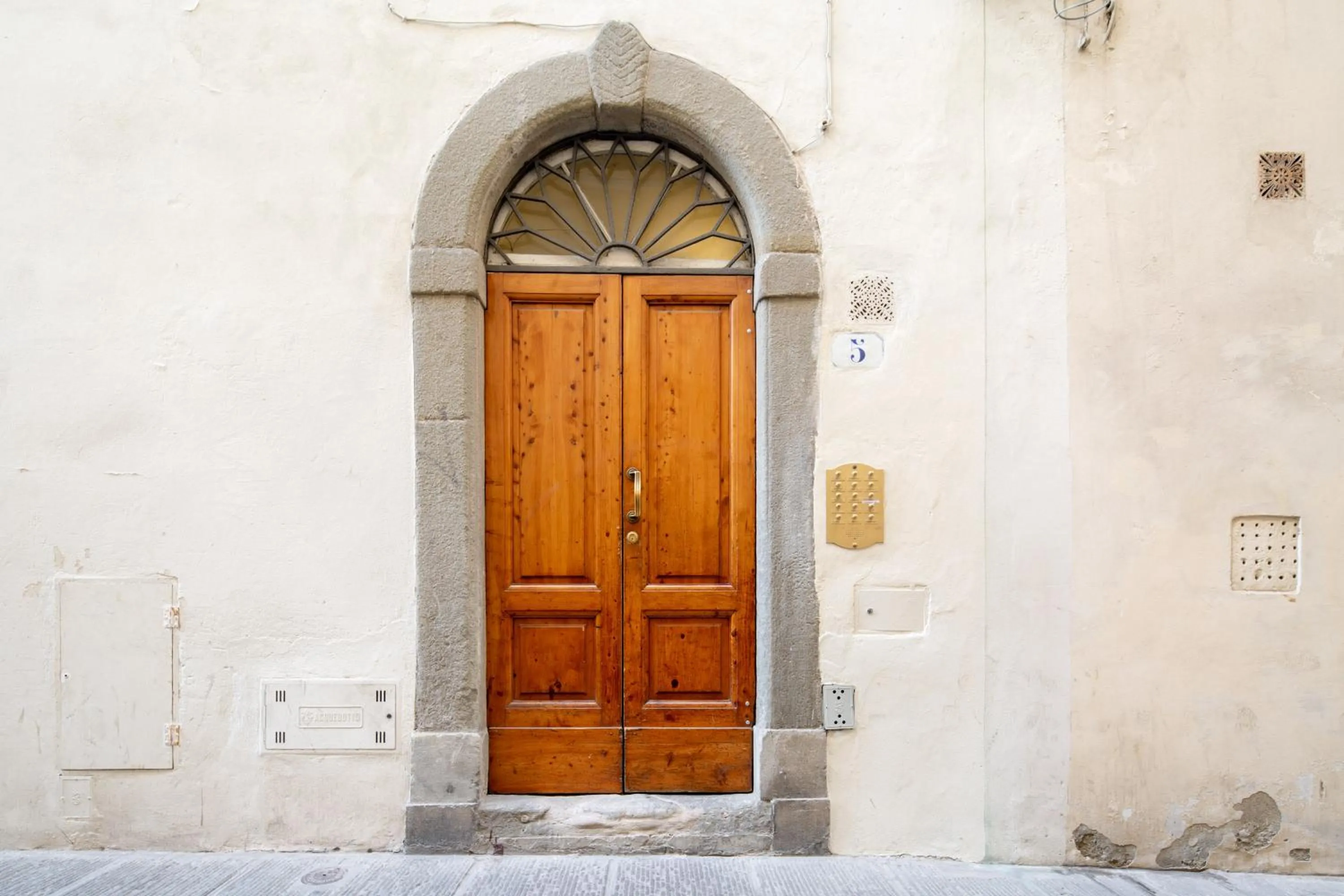 Facade/entrance in Vellutini by Mmega