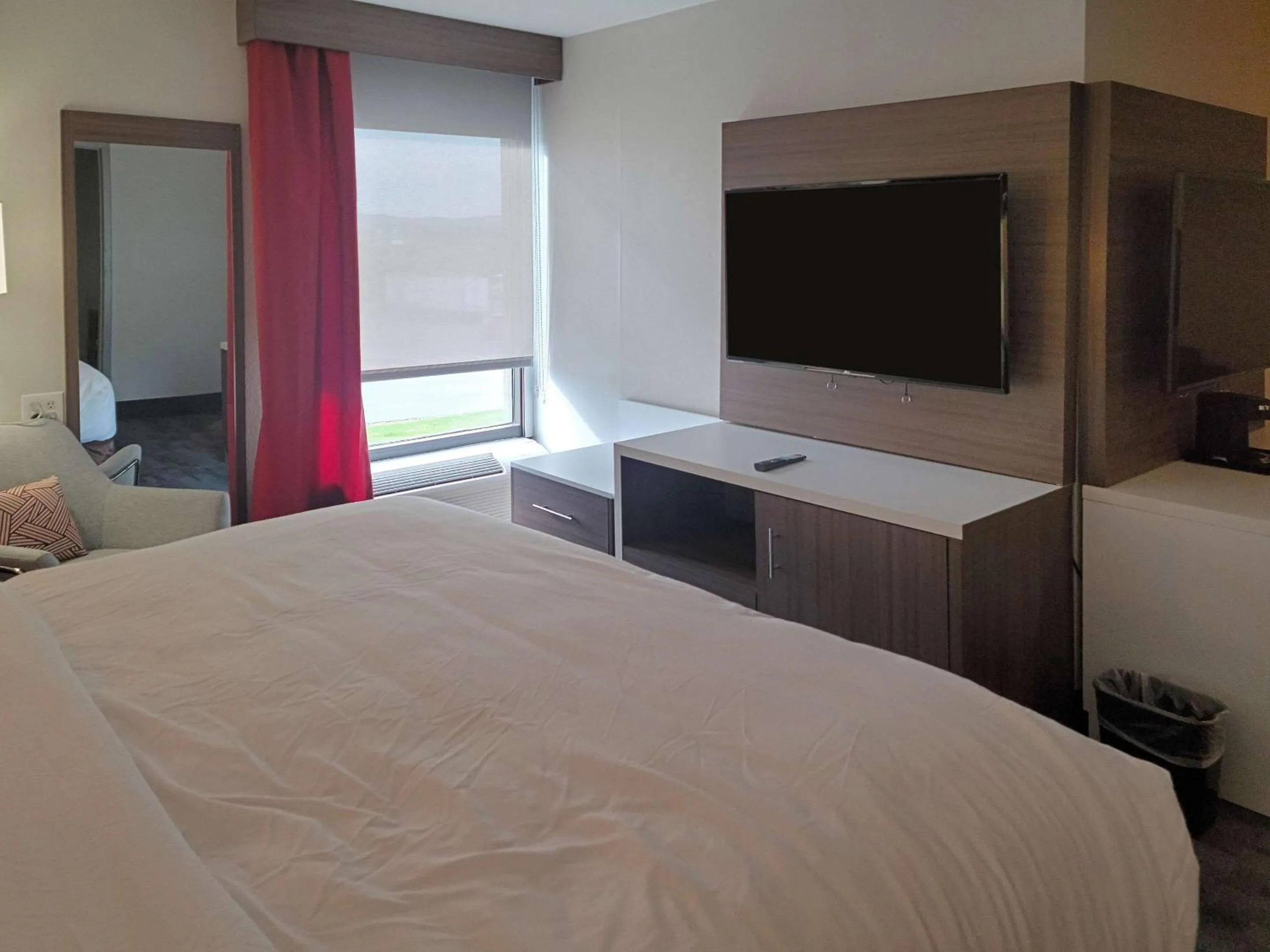 TV and multimedia, Bed in Comfort Inn & Suites Wyomissing-Reading