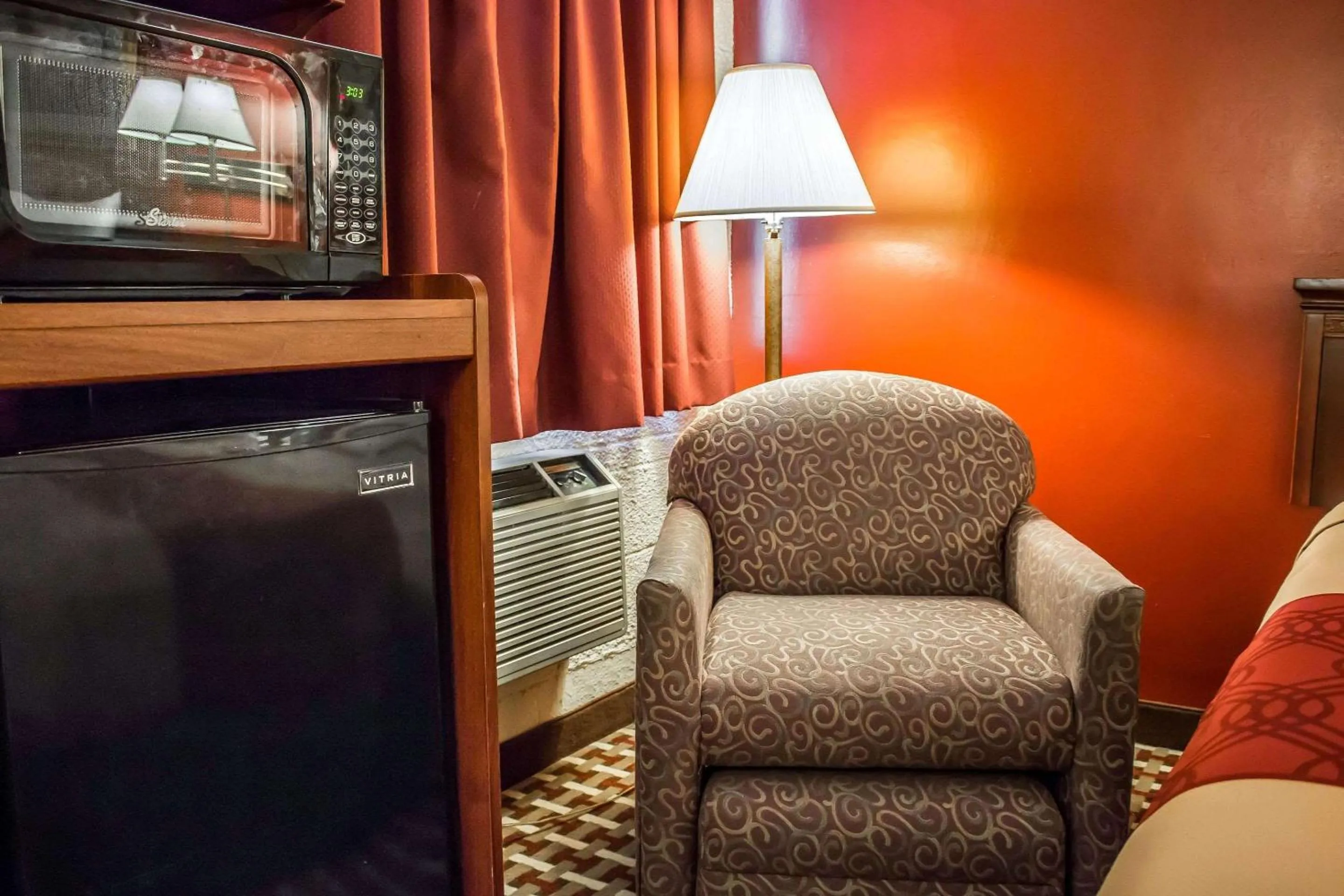 Photo of the whole room in Econo Lodge Williamsport