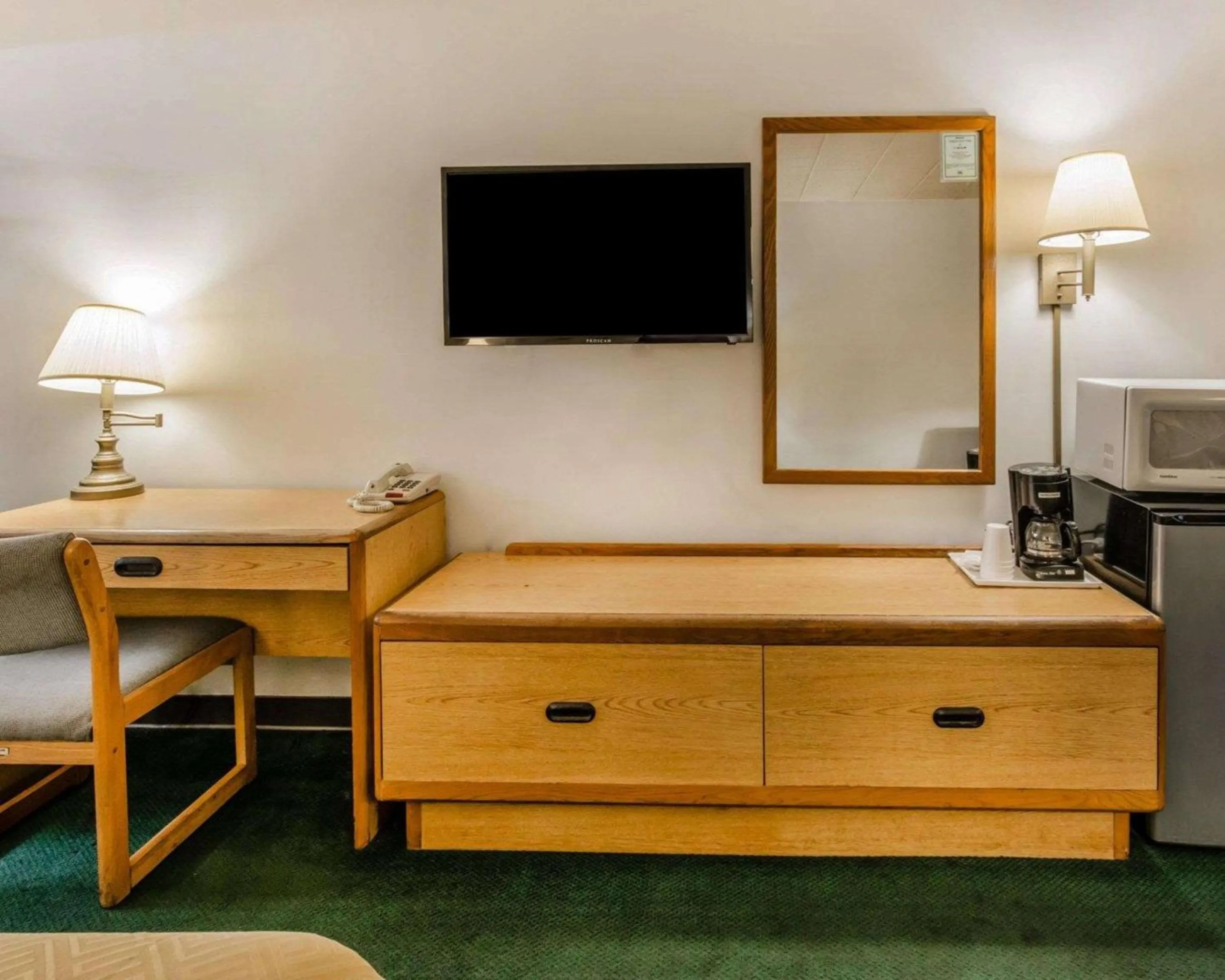 Photo of the whole room, TV/Entertainment Center in Econo Lodge Altoona I-99