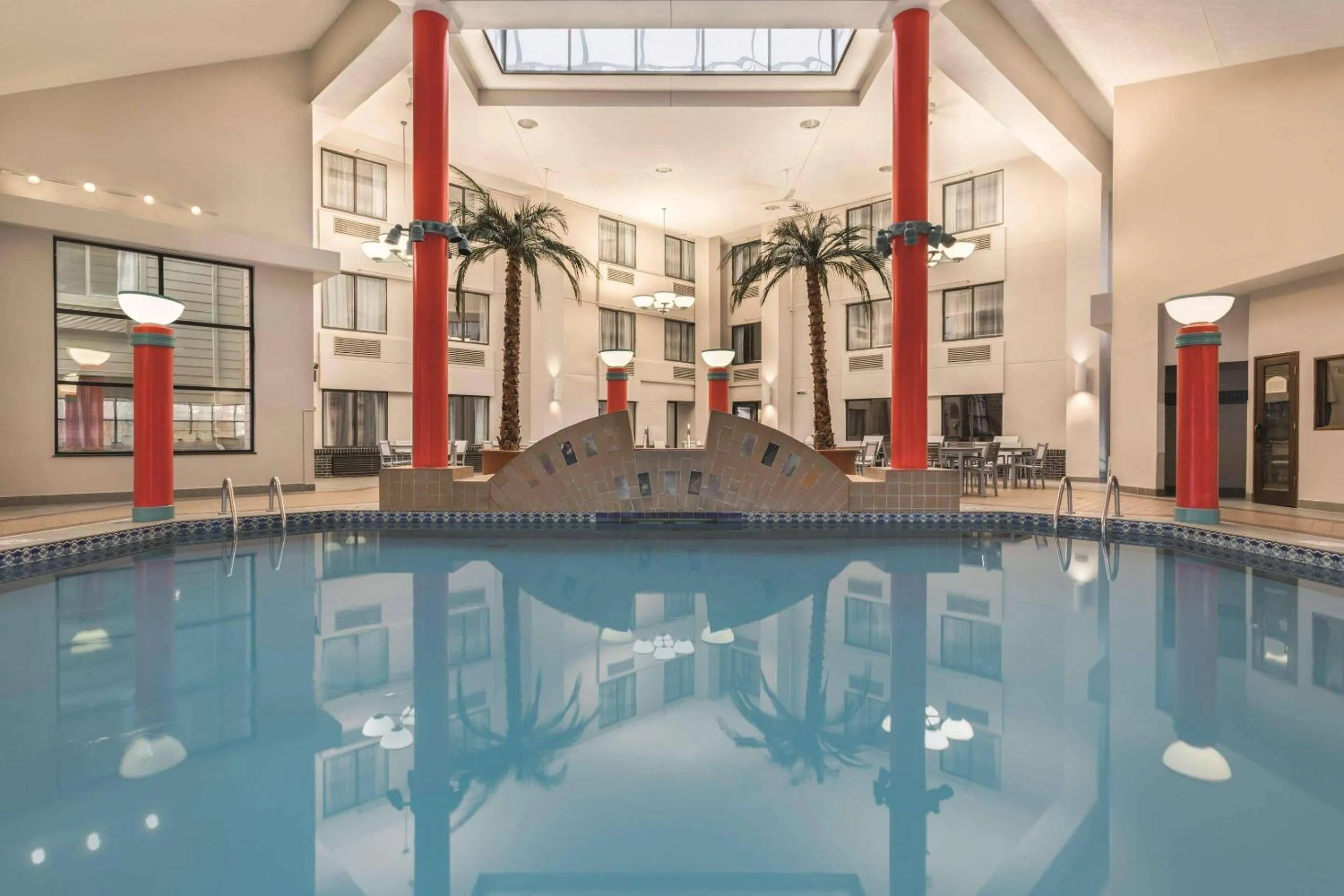 Swimming pool in Country Inn & Suites by Radisson, Erie, PA