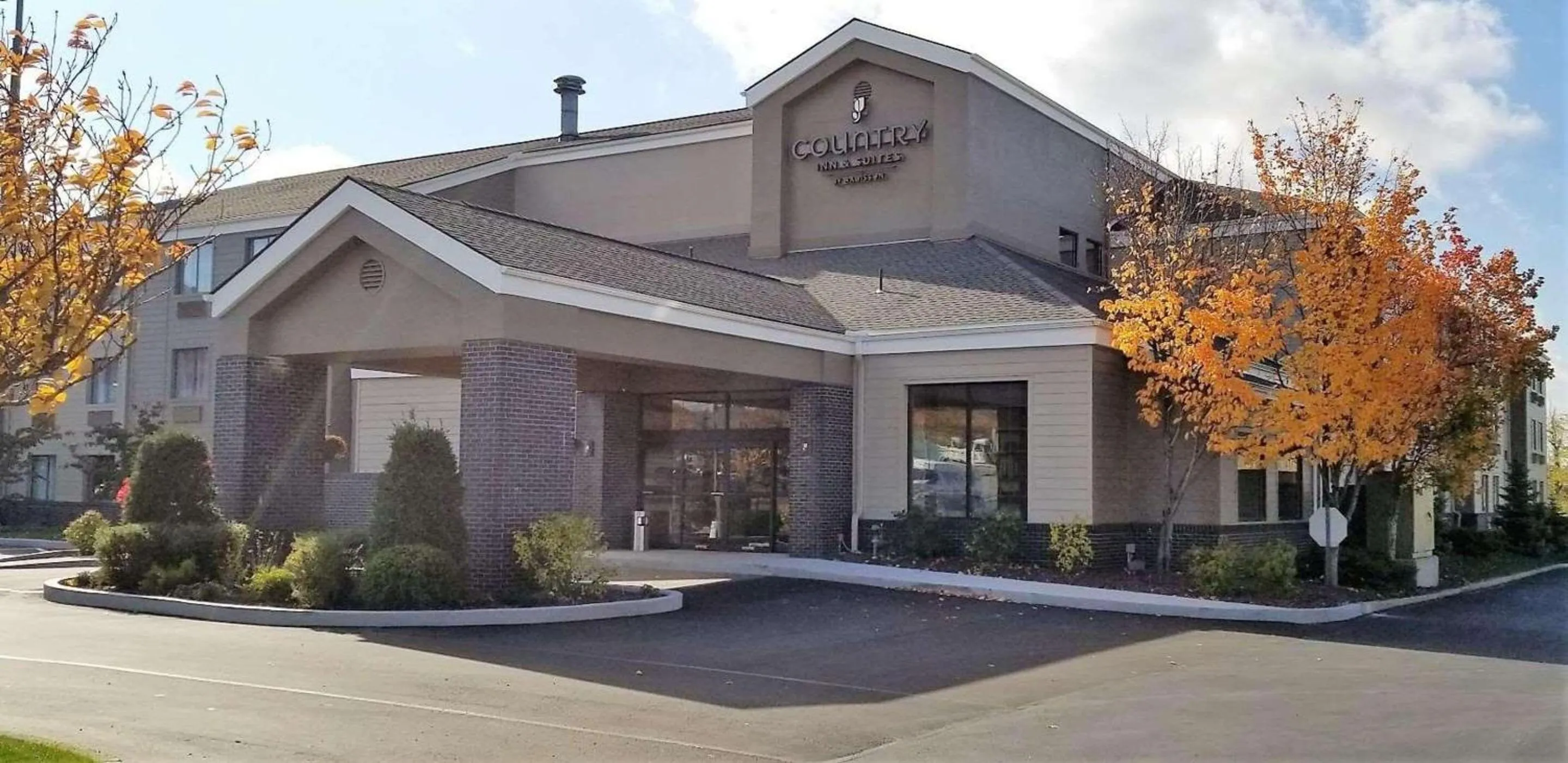 Property building in Country Inn & Suites by Radisson, Erie, PA