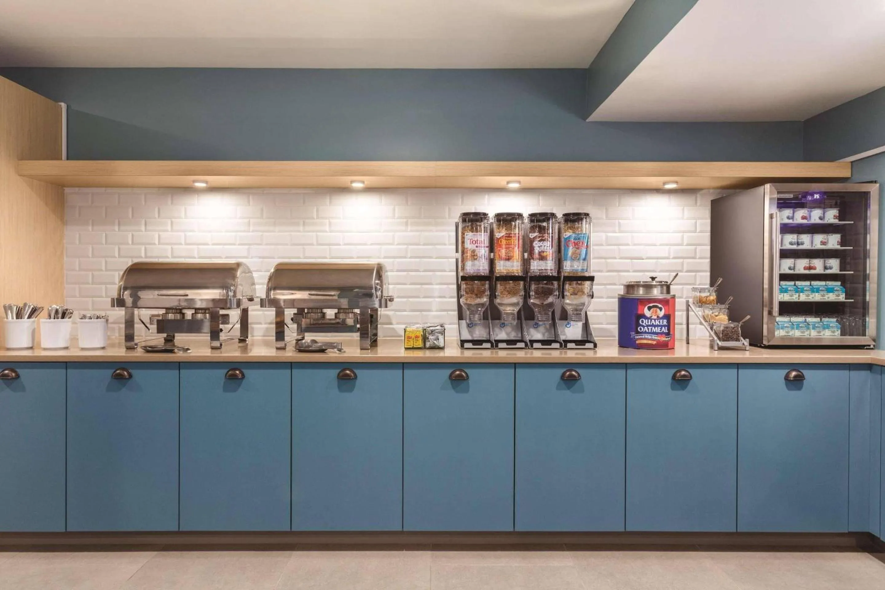 Breakfast in Country Inn & Suites by Radisson, Erie, PA