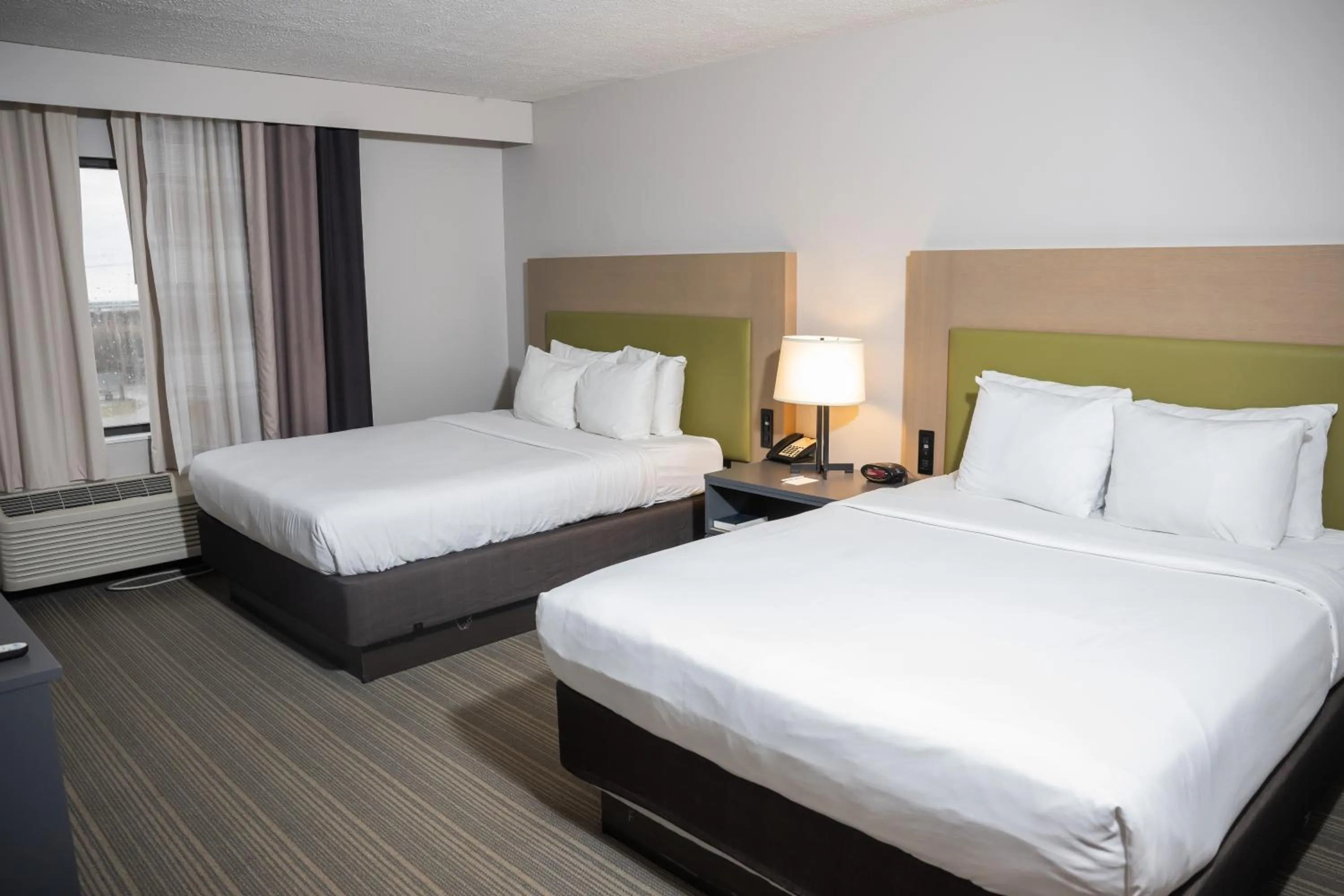 Bed in Country Inn & Suites by Radisson, Erie, PA