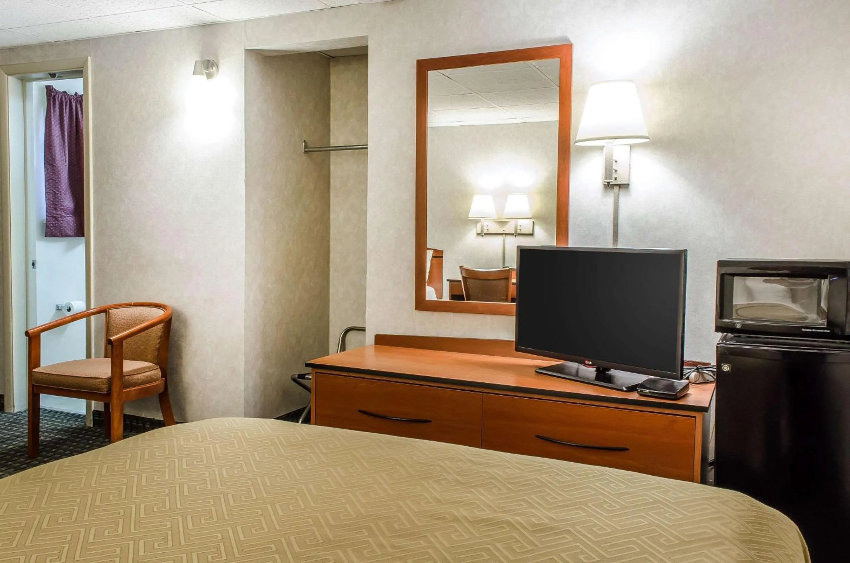 Photo of the whole room in Rodeway Inn State College - near University