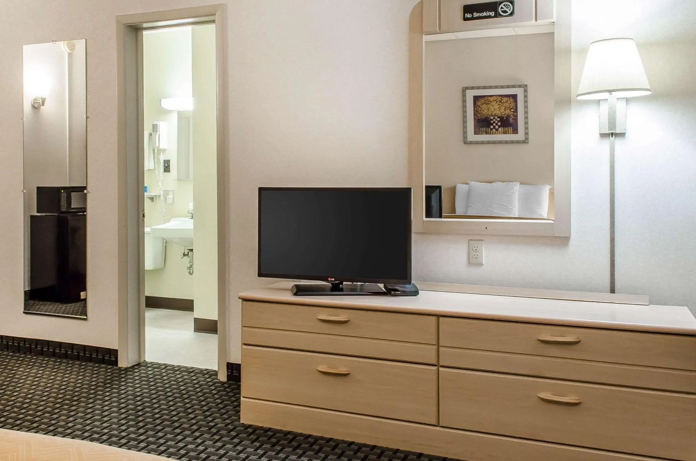 Photo of the whole room in Rodeway Inn State College - near University