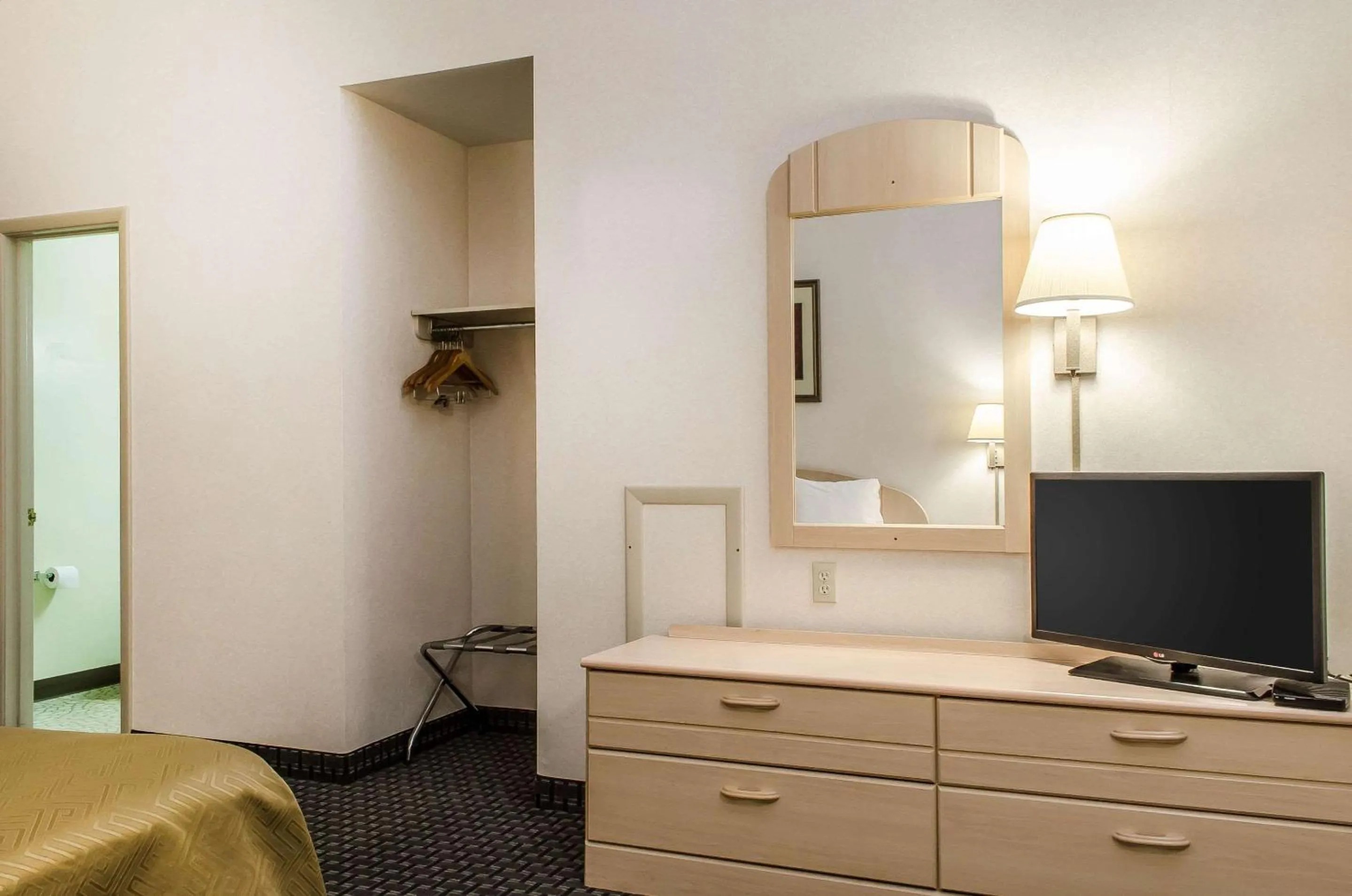 Photo of the whole room in Rodeway Inn State College - near University